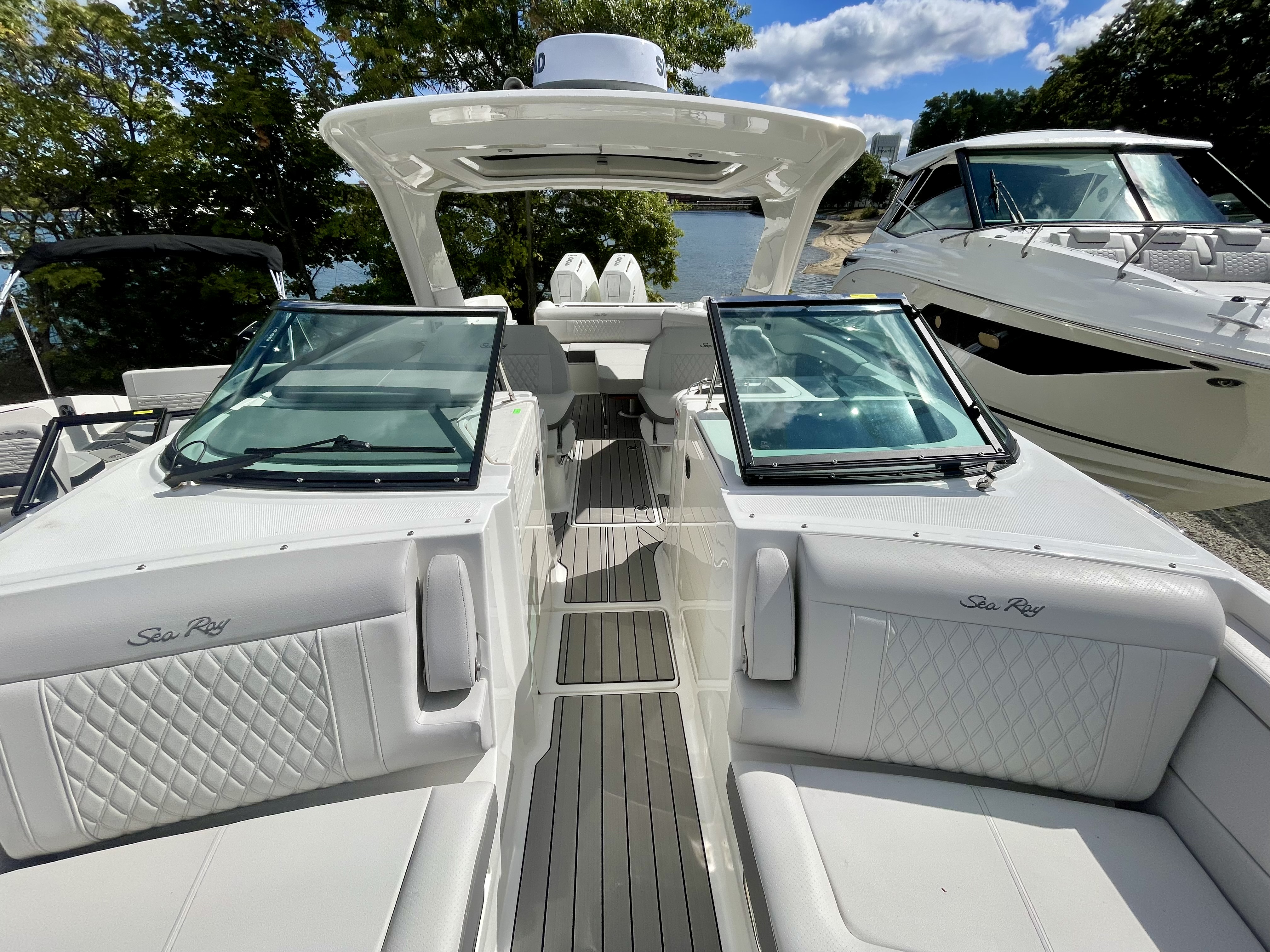 2026 Sea Ray SLX 350 Outboard Image Thumbnail #23