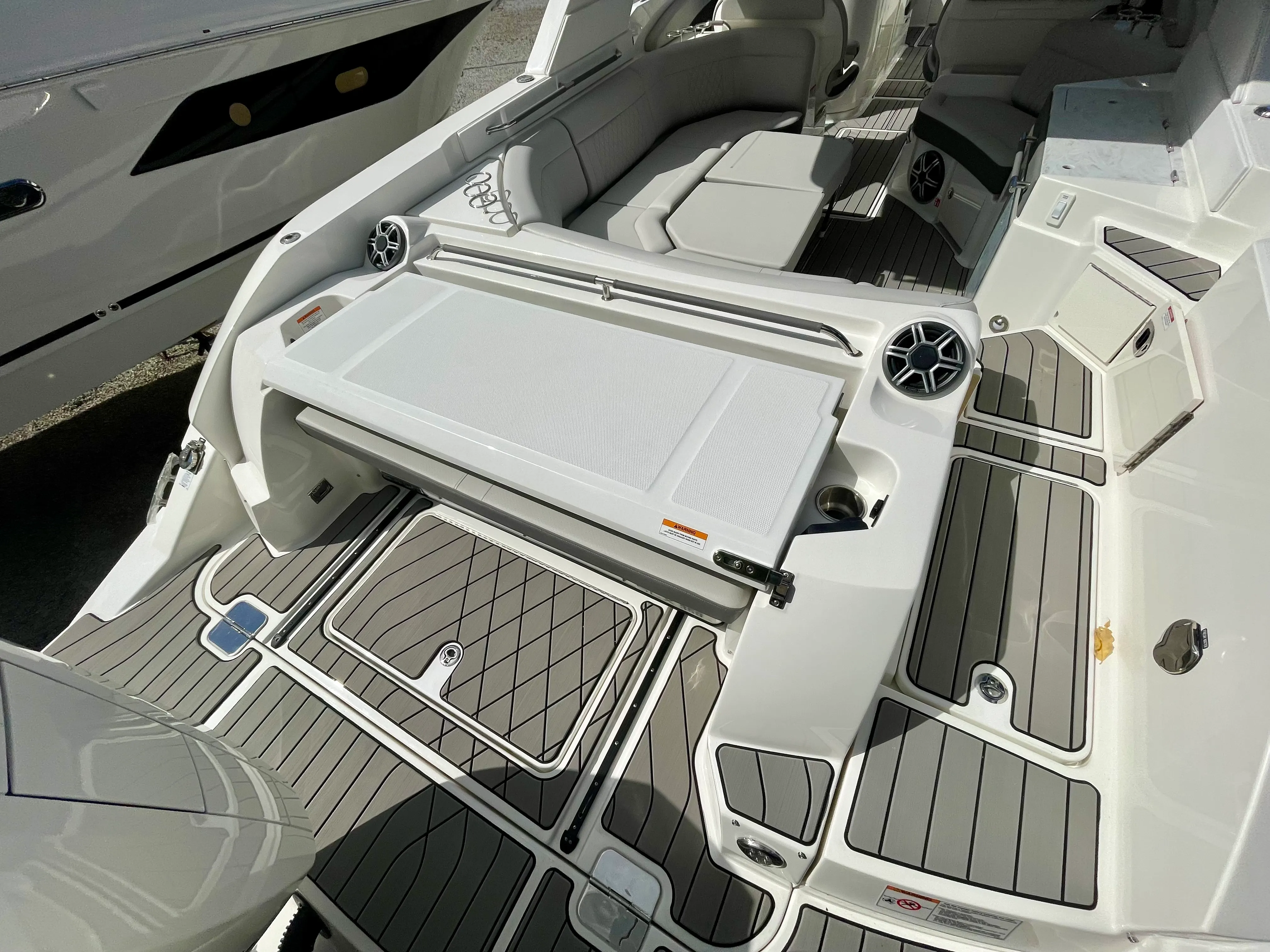 2026 Sea Ray SLX 350 Outboard Image Thumbnail #2
