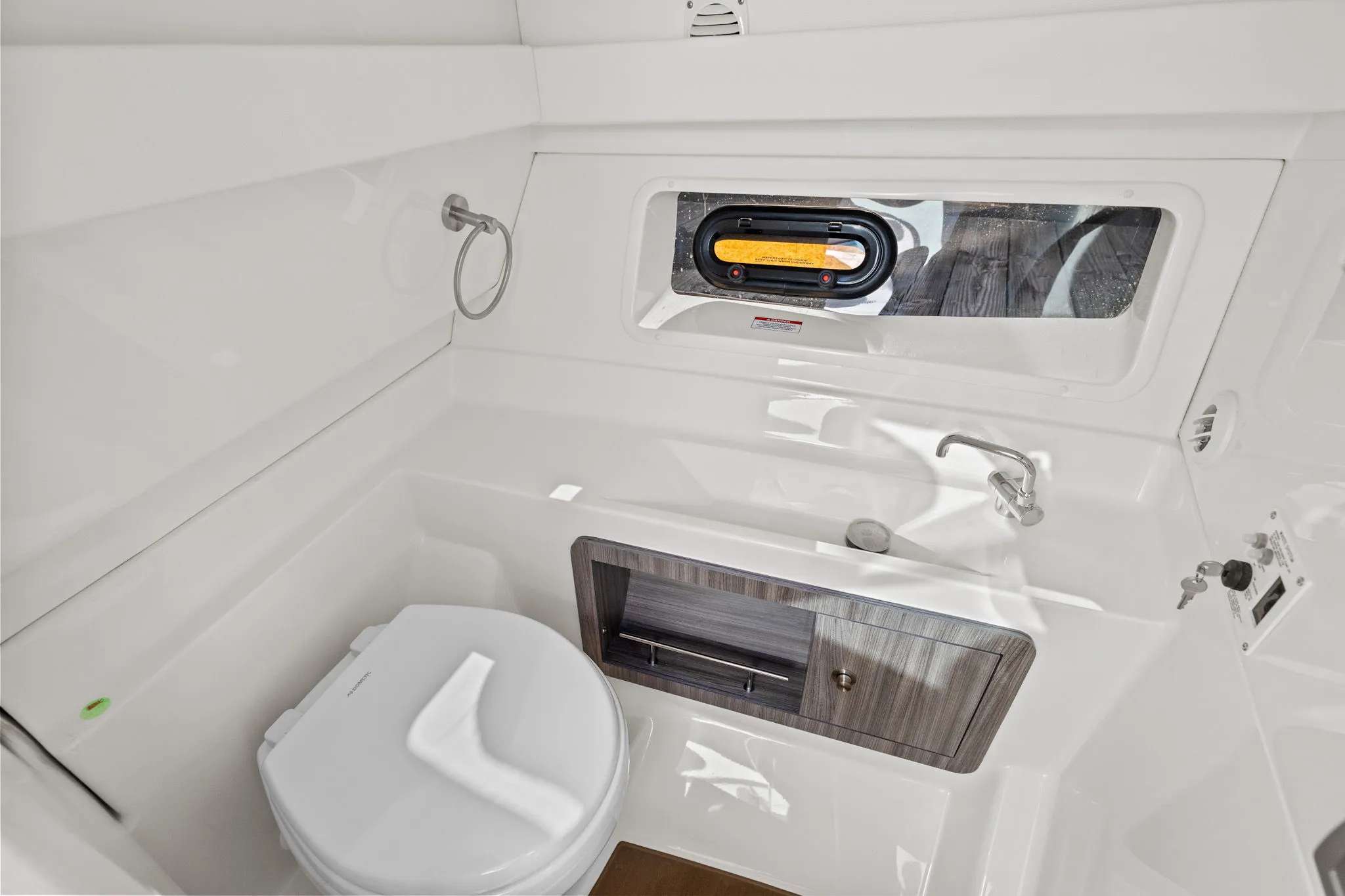 2026 Sea Ray SLX 350 Outboard Image Thumbnail #32
