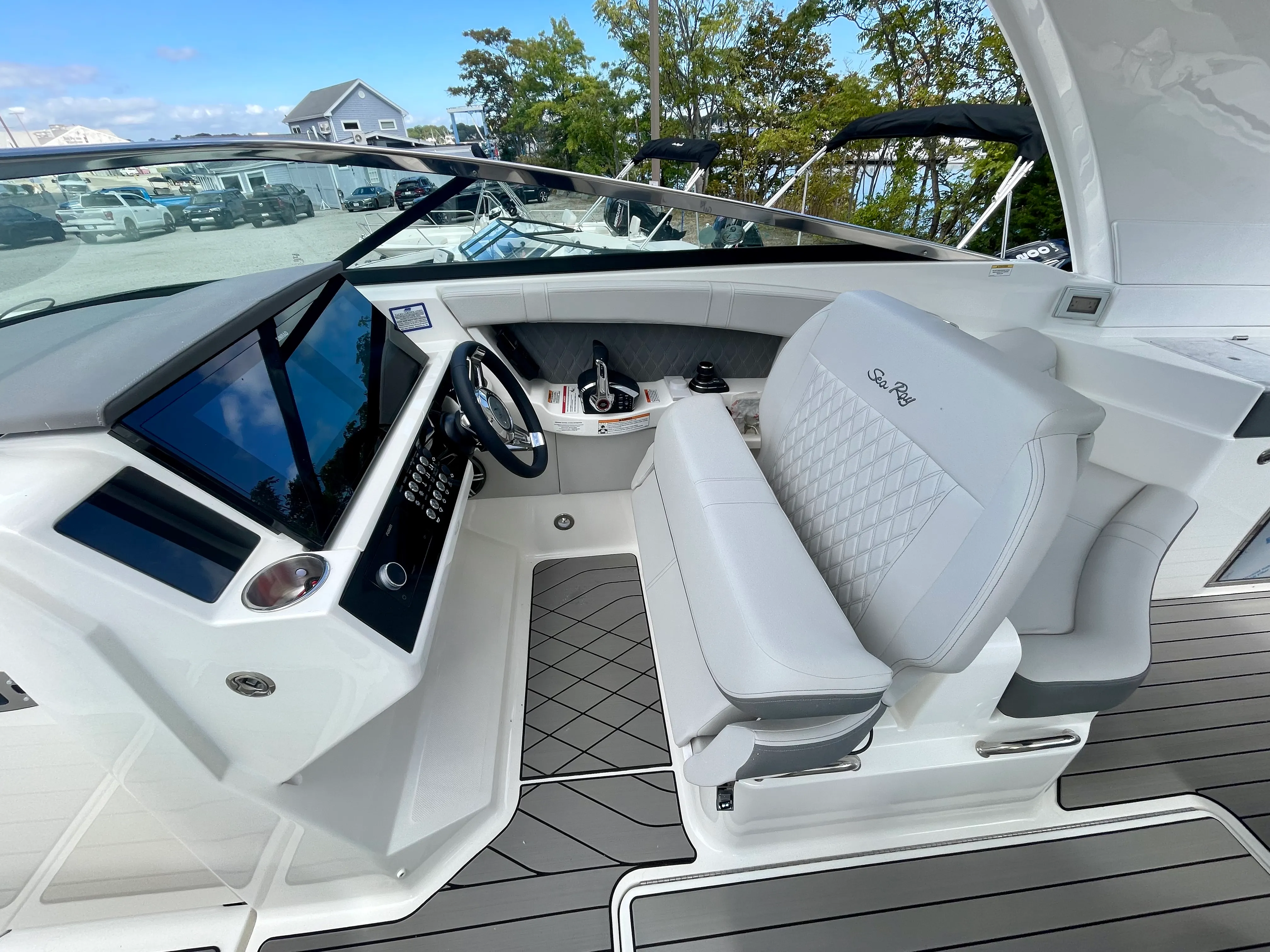 2026 Sea Ray SLX 350 Outboard Image Thumbnail #10