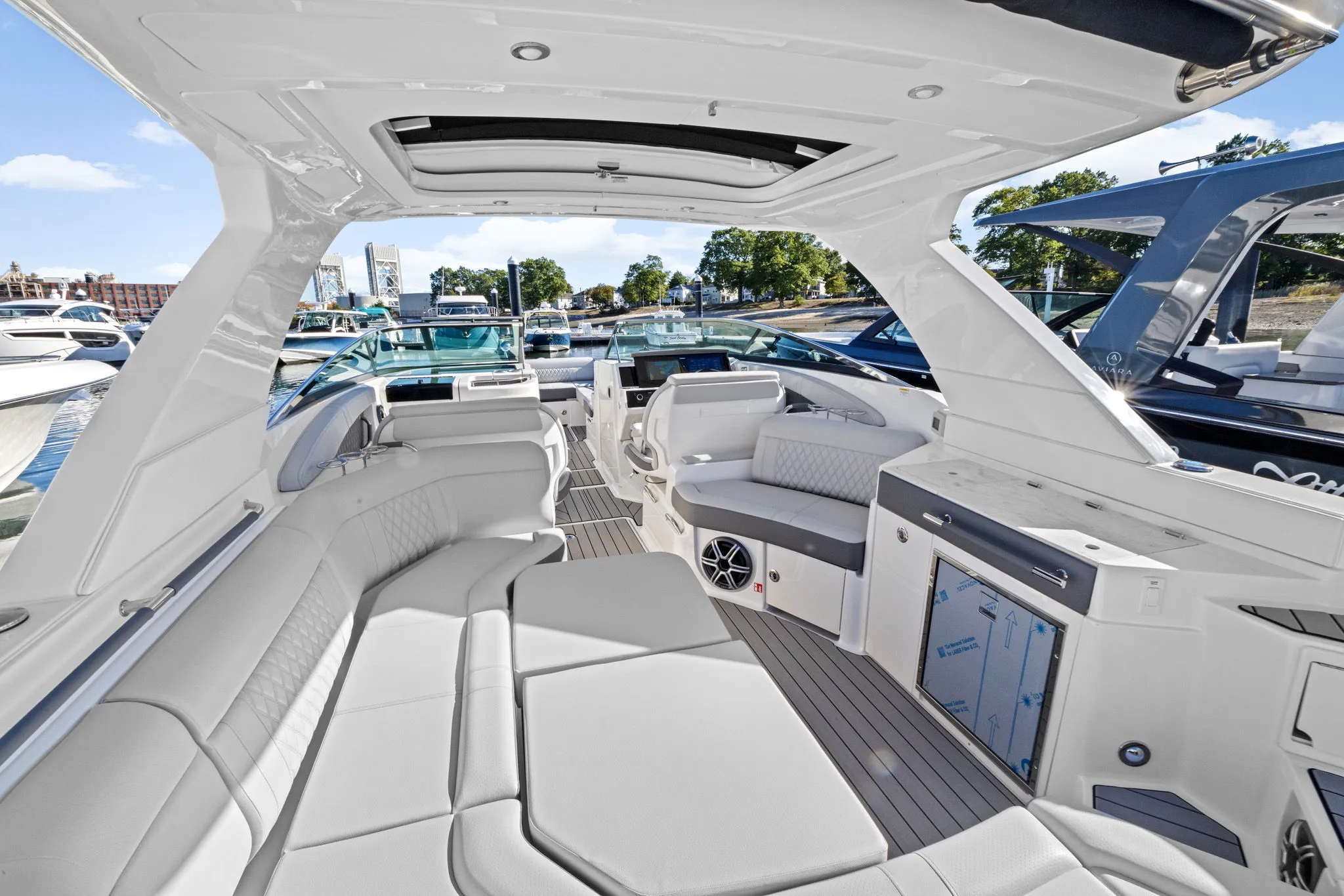 2026 Sea Ray SLX 350 Outboard Image Thumbnail #12