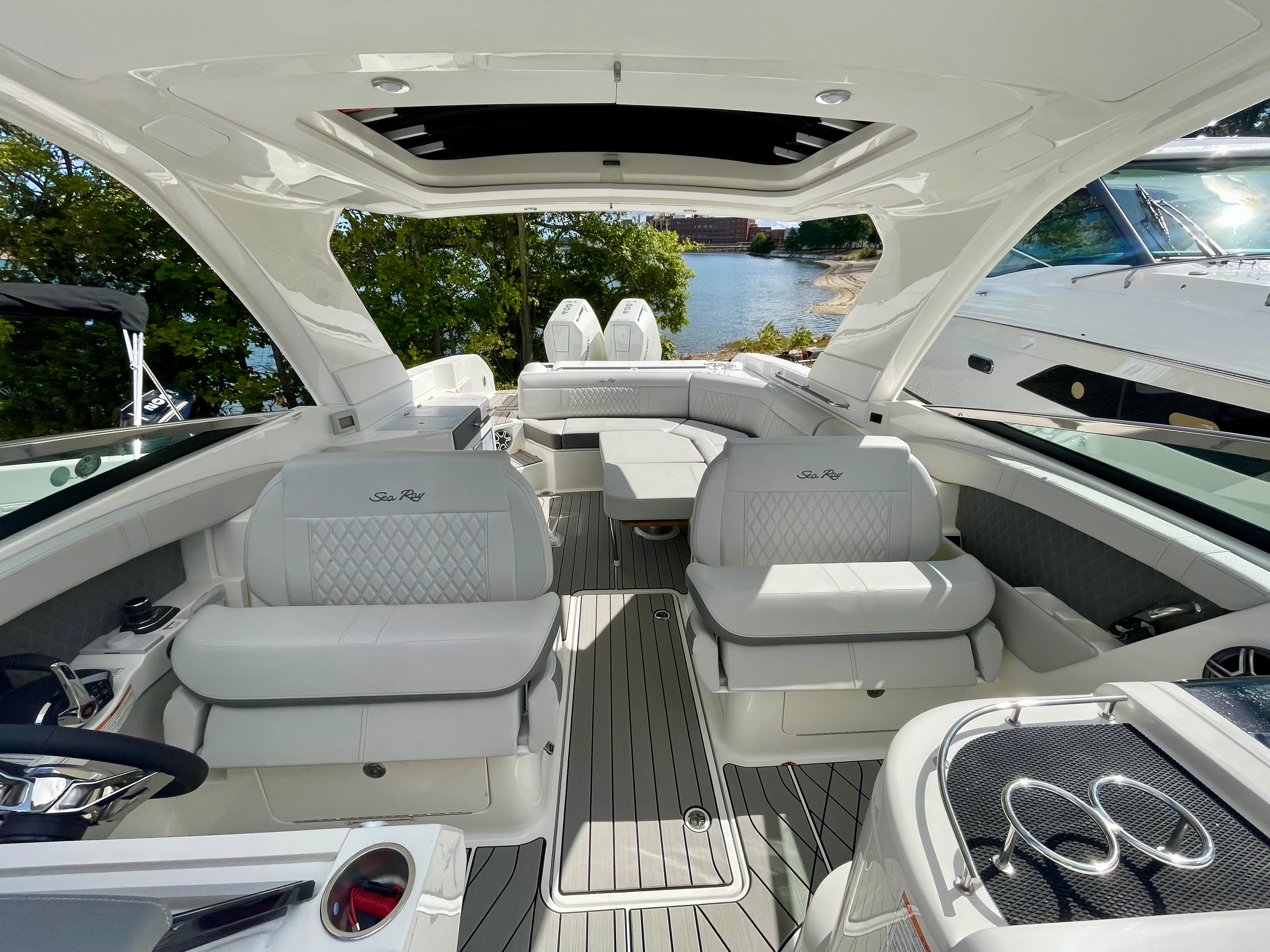 2026 Sea Ray SLX 350 Outboard Image Thumbnail #19