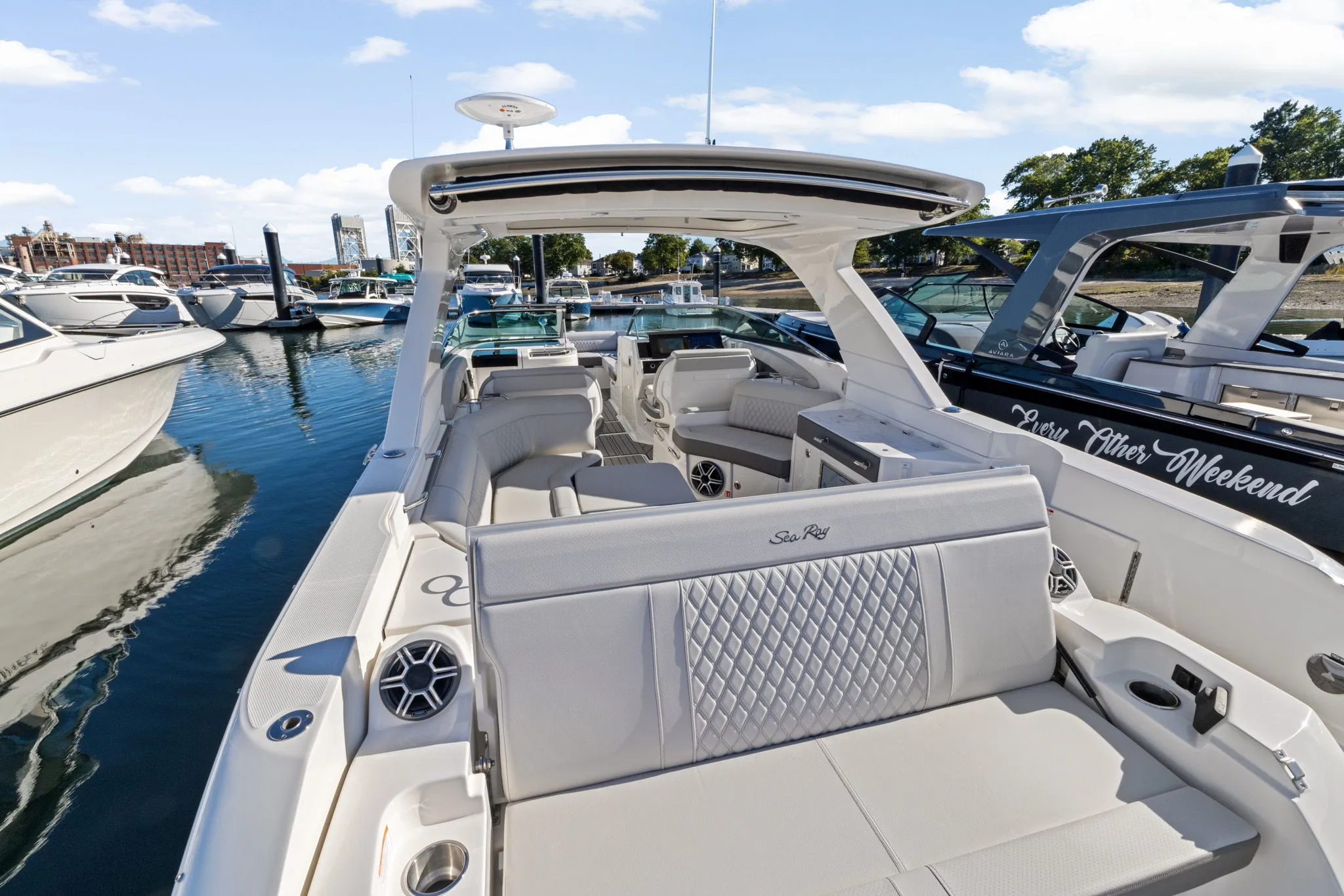 2026 Sea Ray SLX 350 Outboard Image Thumbnail #11