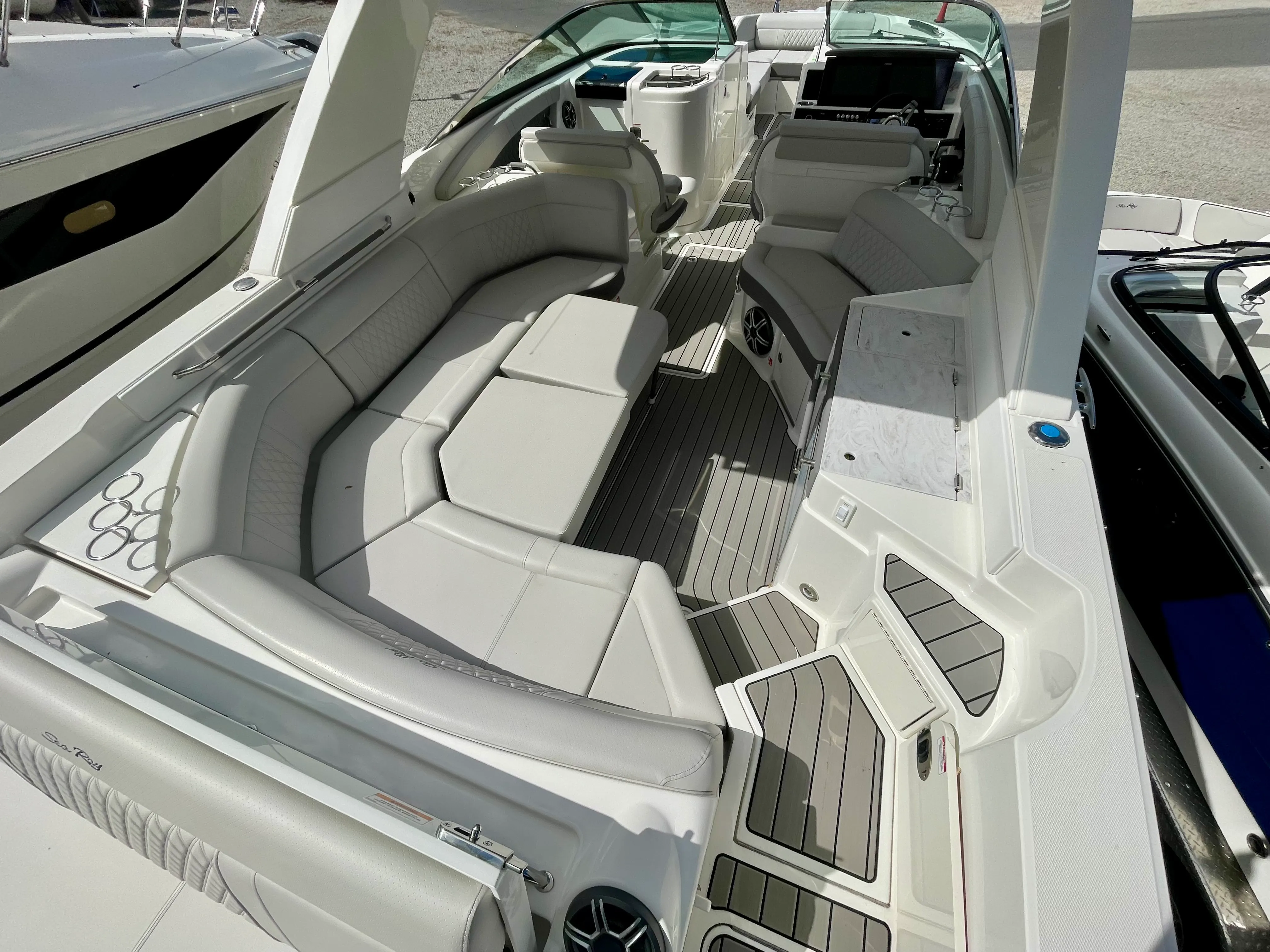 2026 Sea Ray SLX 350 Outboard Image Thumbnail #4