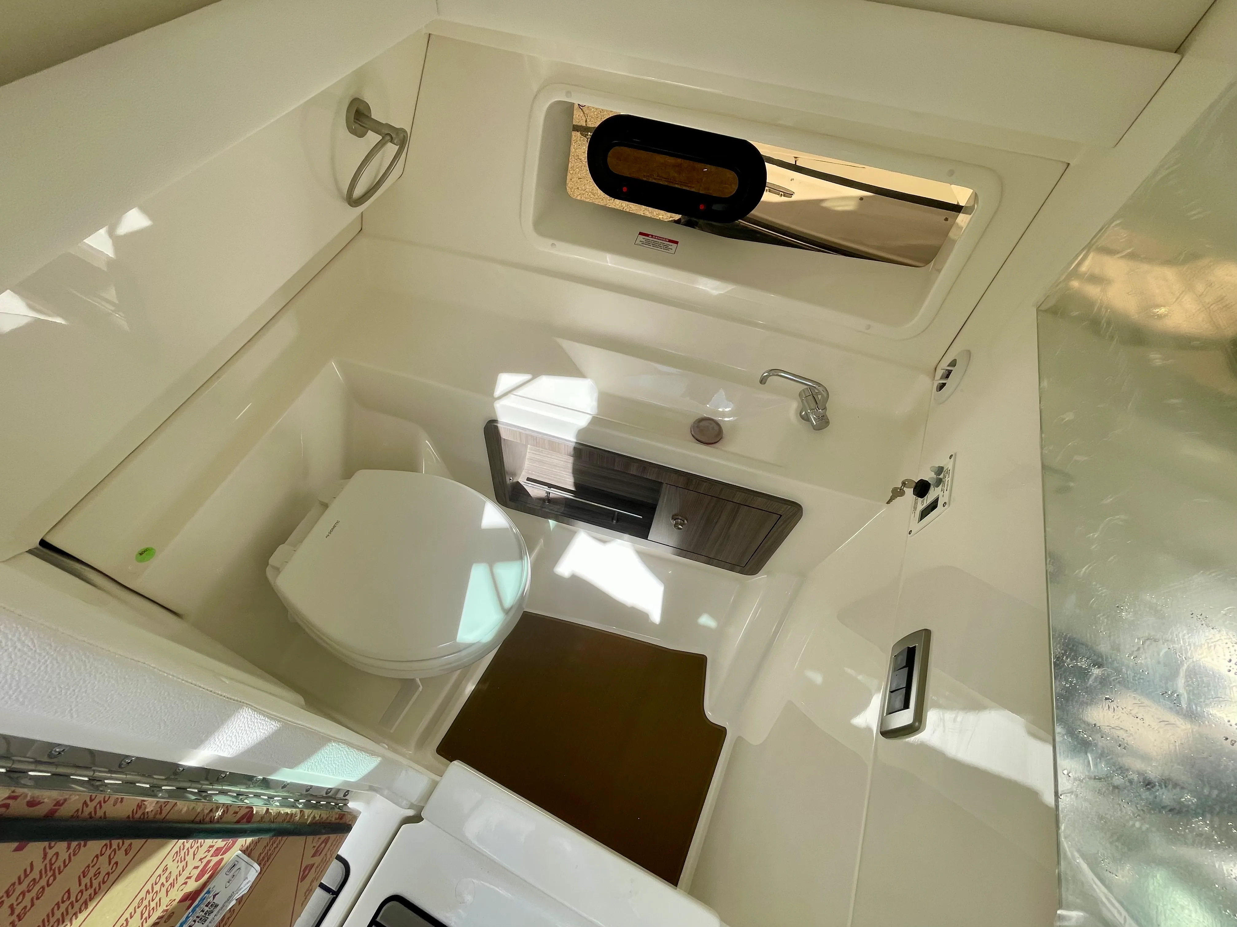 2026 Sea Ray SLX 350 Outboard Image Thumbnail #18