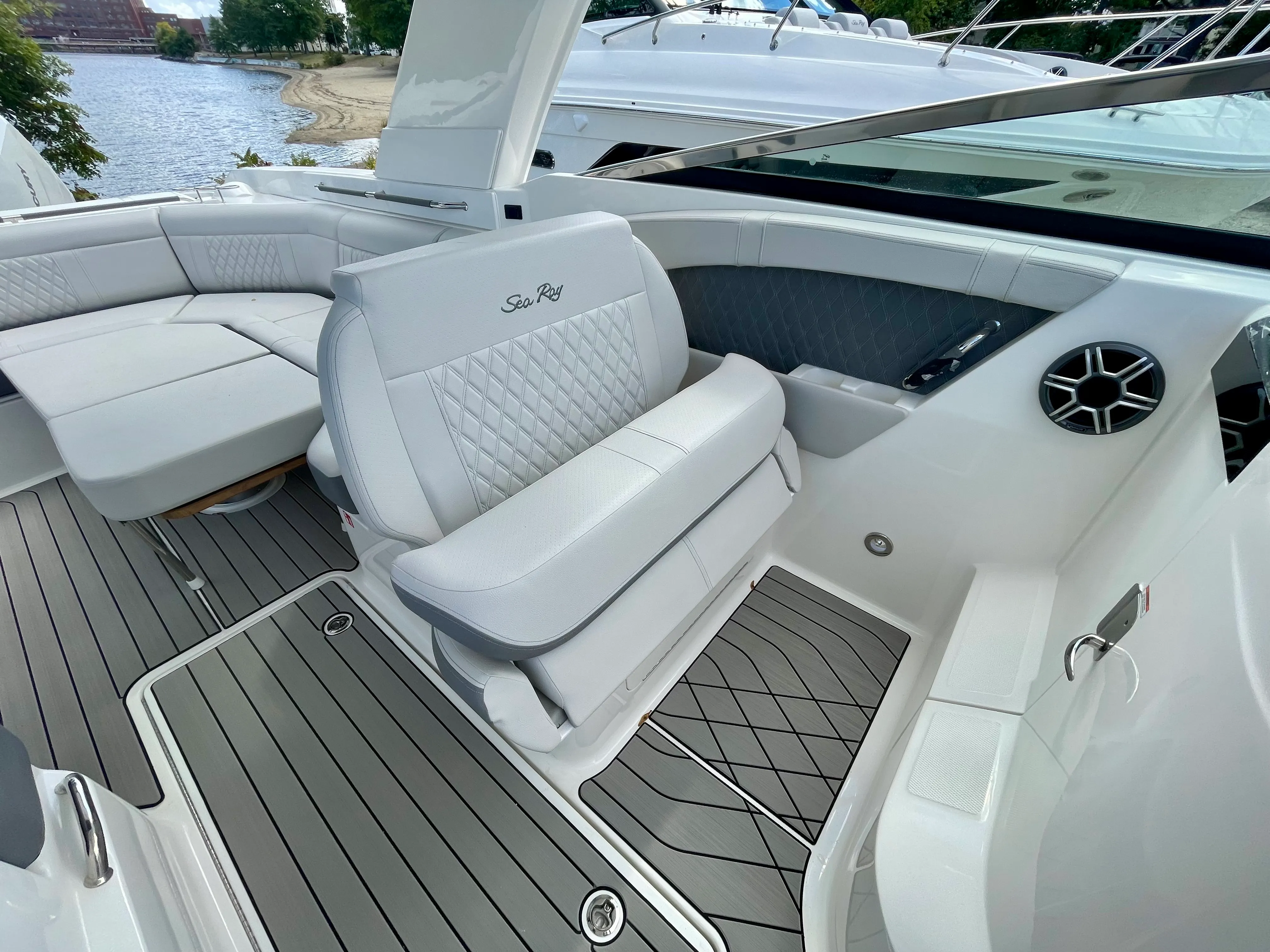 2026 Sea Ray SLX 350 Outboard Image Thumbnail #14
