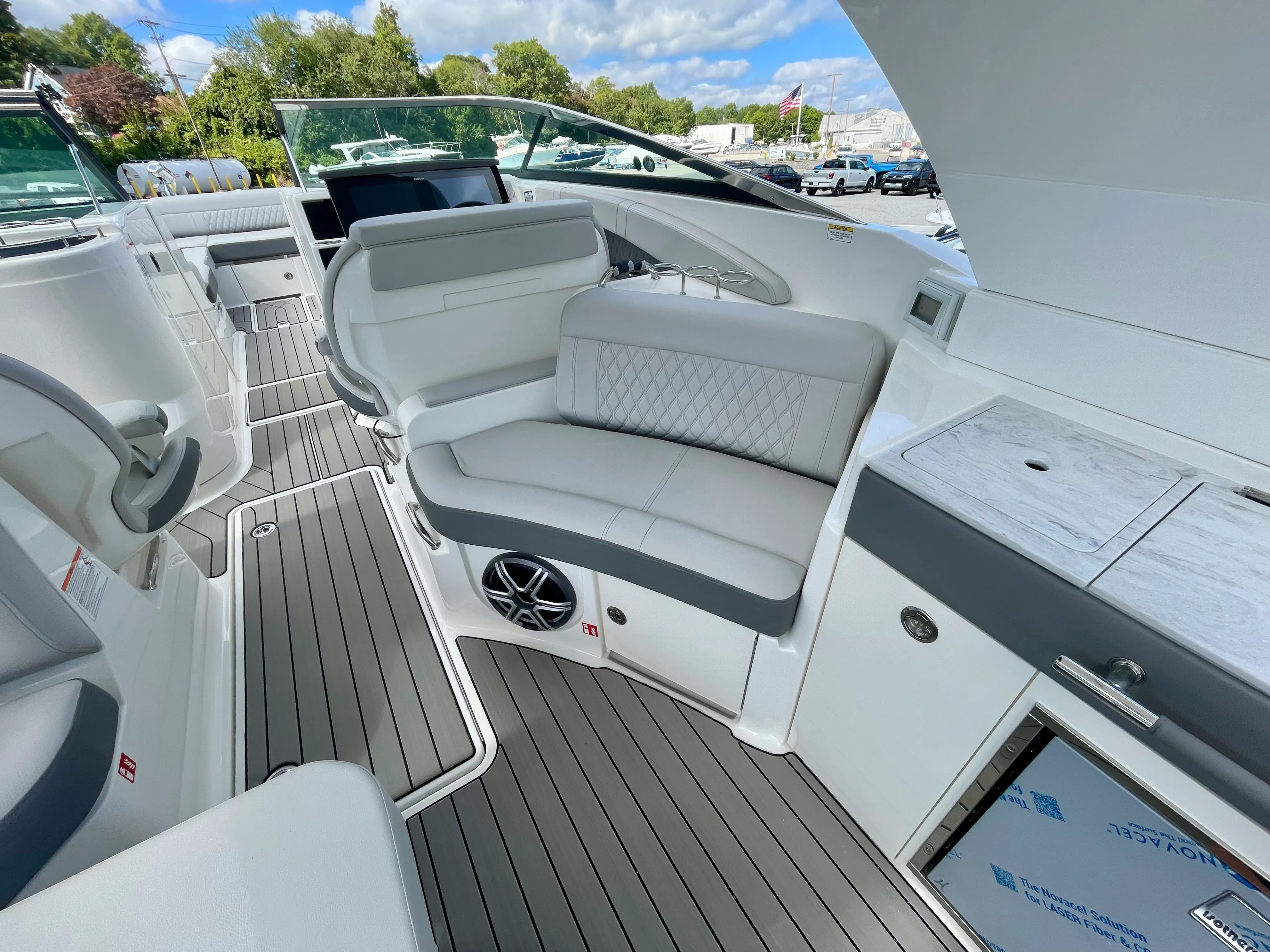 2026 Sea Ray SLX 350 Outboard Image Thumbnail #9
