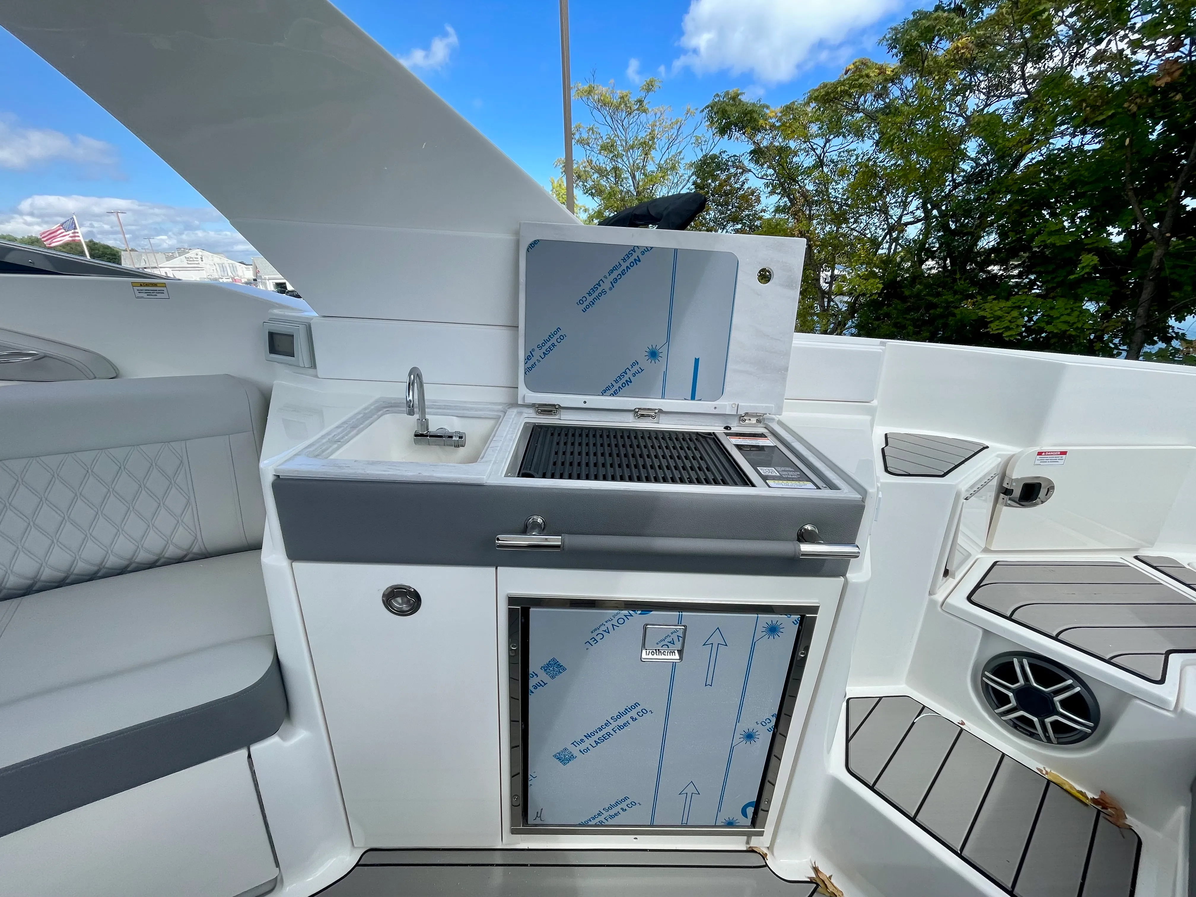 2026 Sea Ray SLX 350 Outboard Image Thumbnail #7