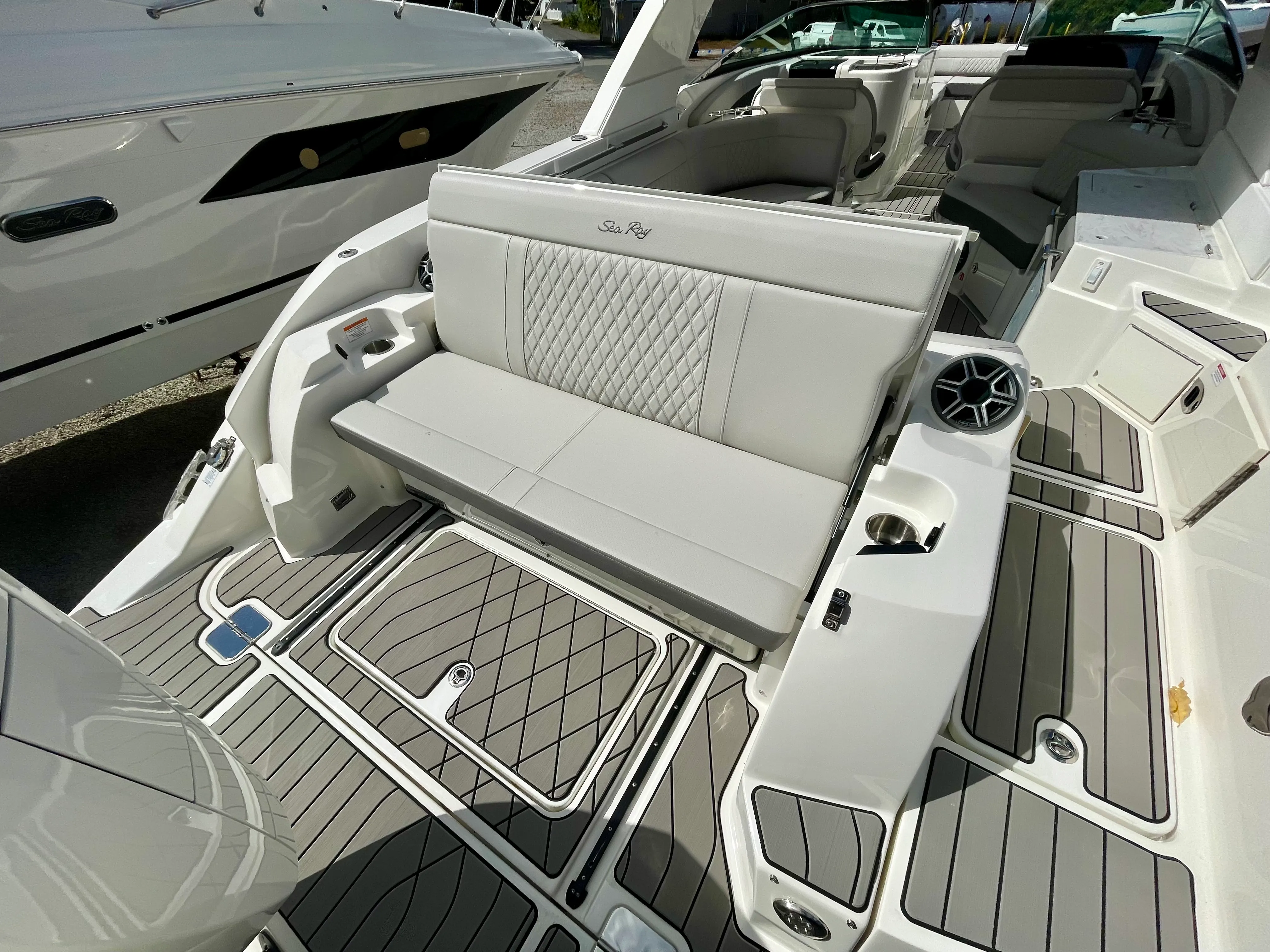 2026 Sea Ray SLX 350 Outboard Image Thumbnail #3