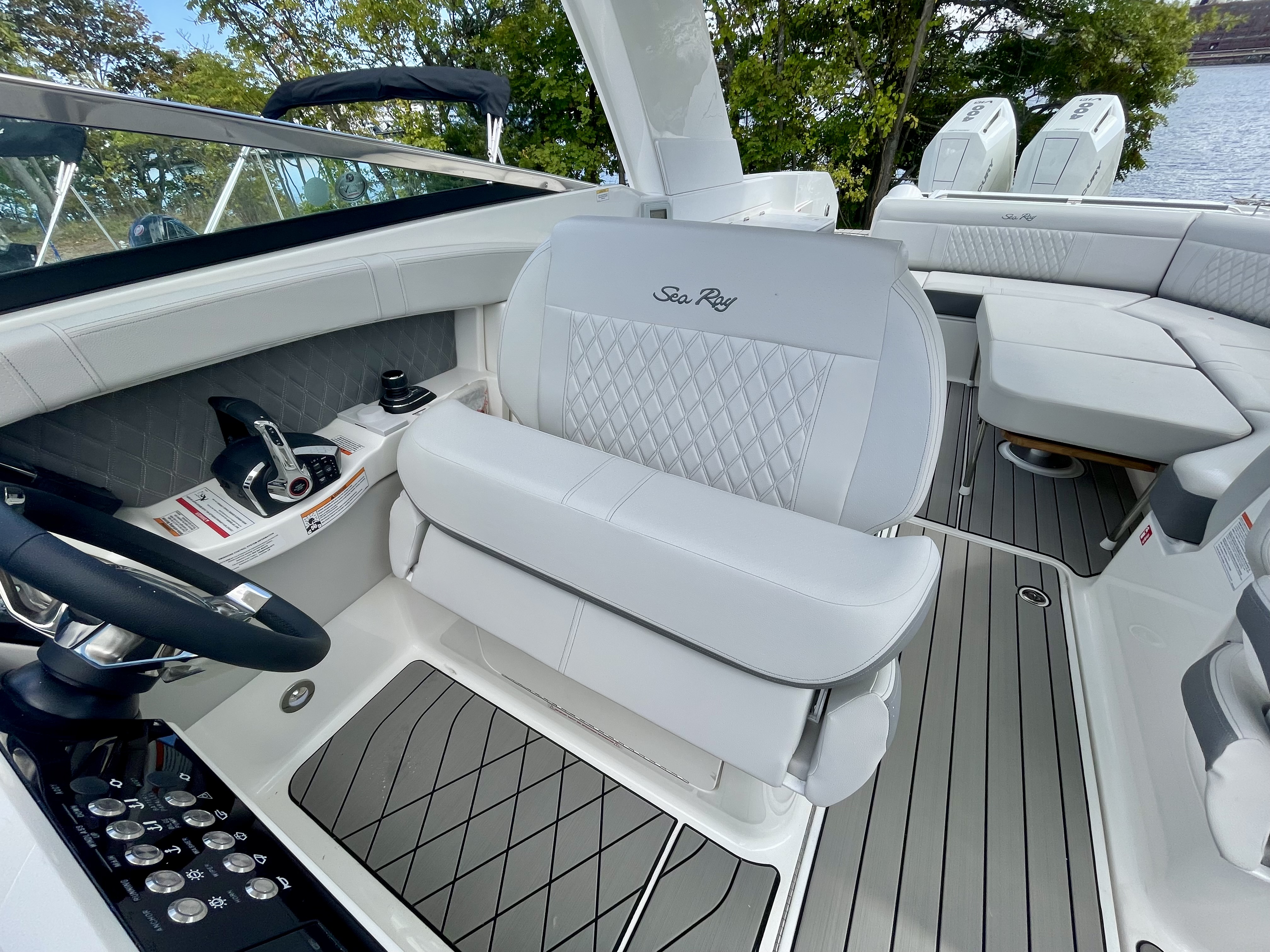 2026 Sea Ray SLX 350 Outboard Image Thumbnail #11