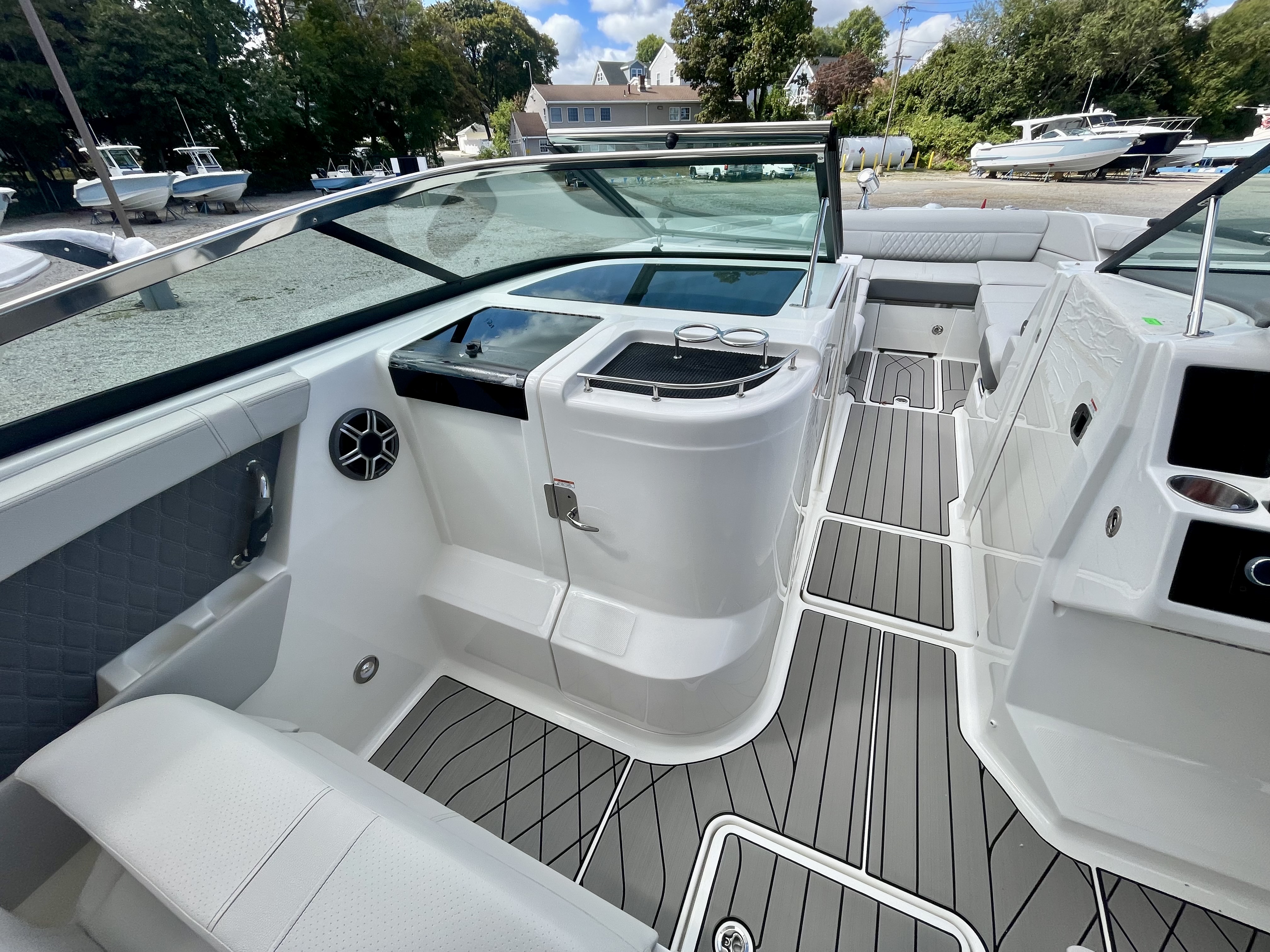 2026 Sea Ray SLX 350 Outboard Image Thumbnail #15