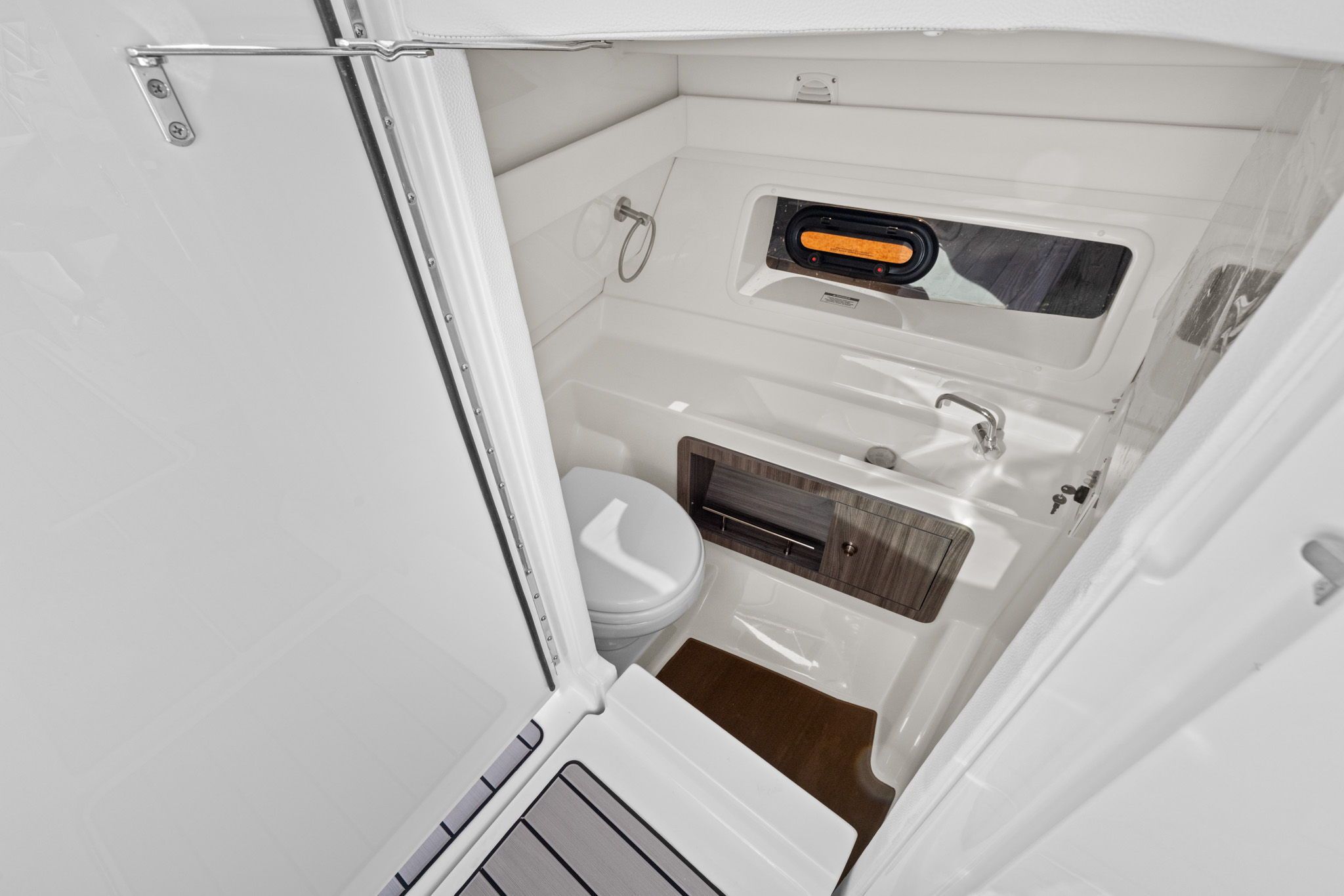 2026 Sea Ray SLX 350 Outboard Image Thumbnail #31