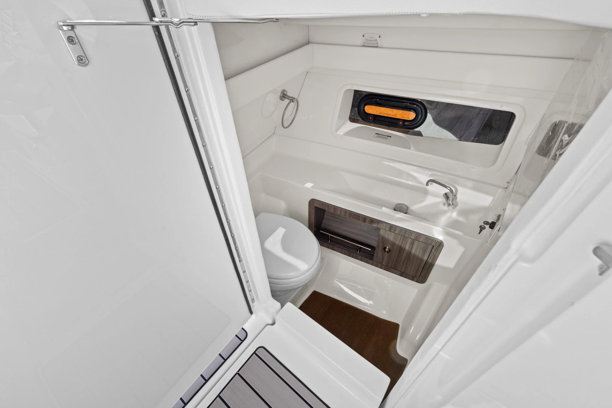 2026 Sea Ray SLX 350 Outboard Image Thumbnail #31