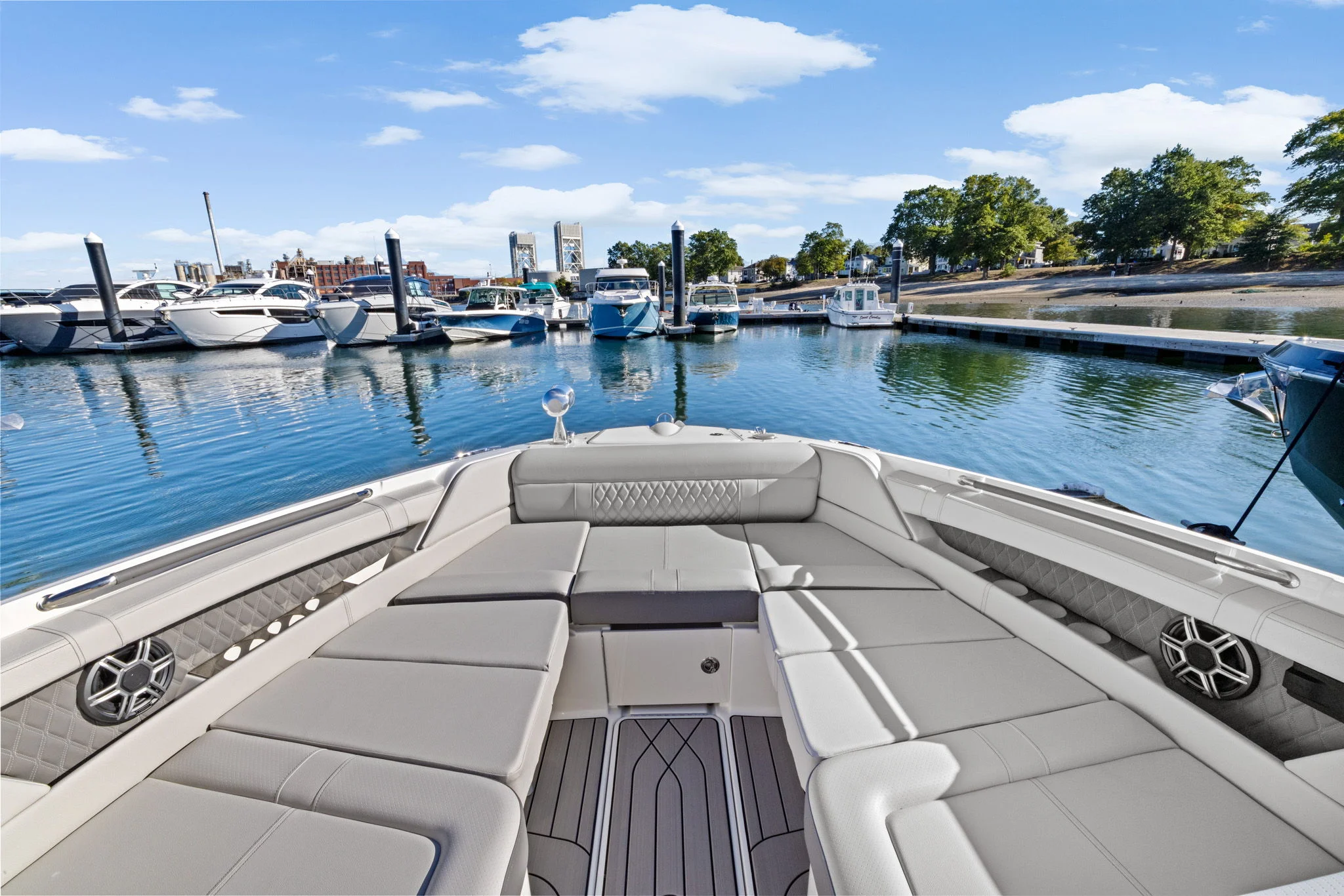 2026 Sea Ray SLX 350 Outboard Image Thumbnail #33