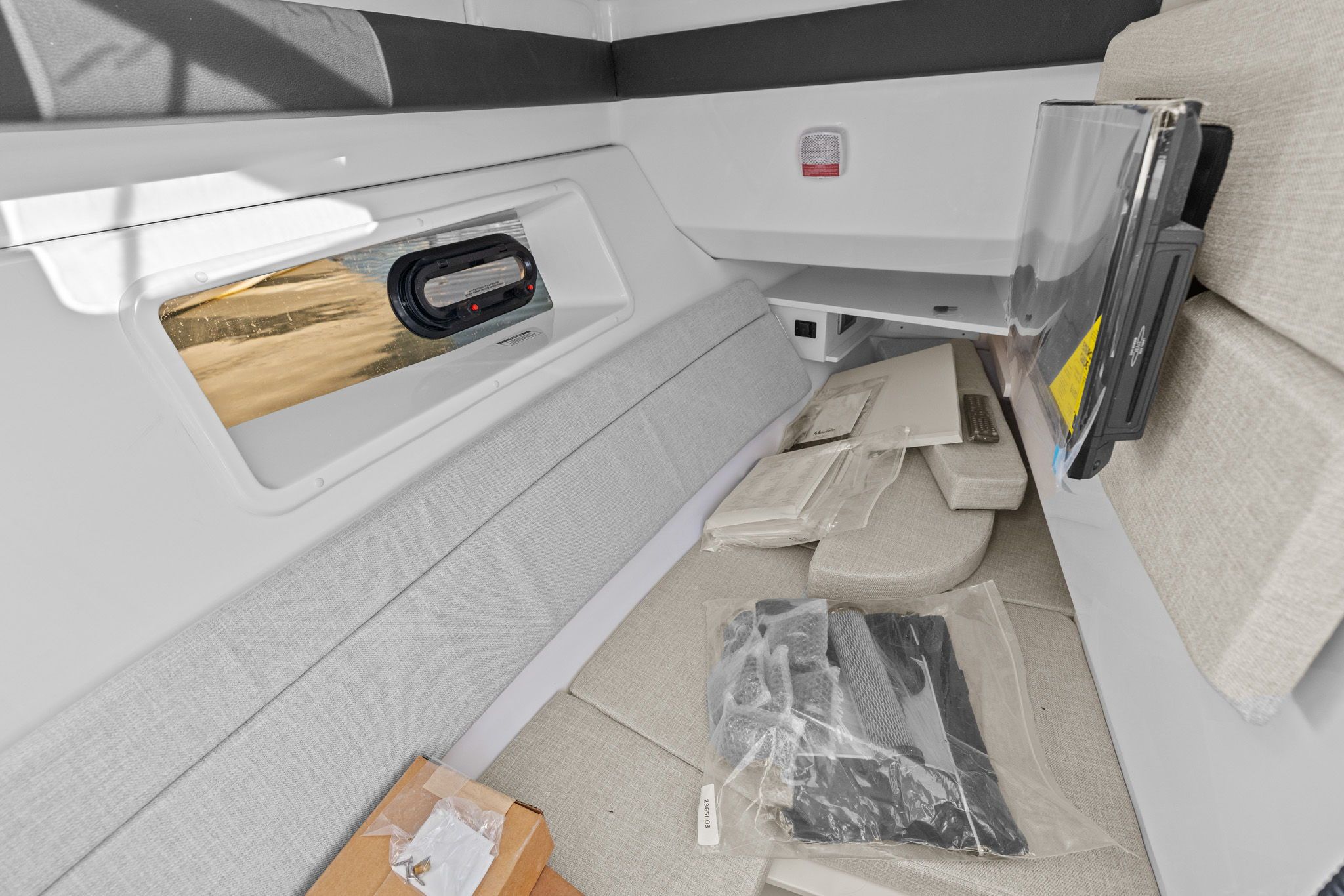 2026 Sea Ray SLX 350 Outboard Image Thumbnail #30