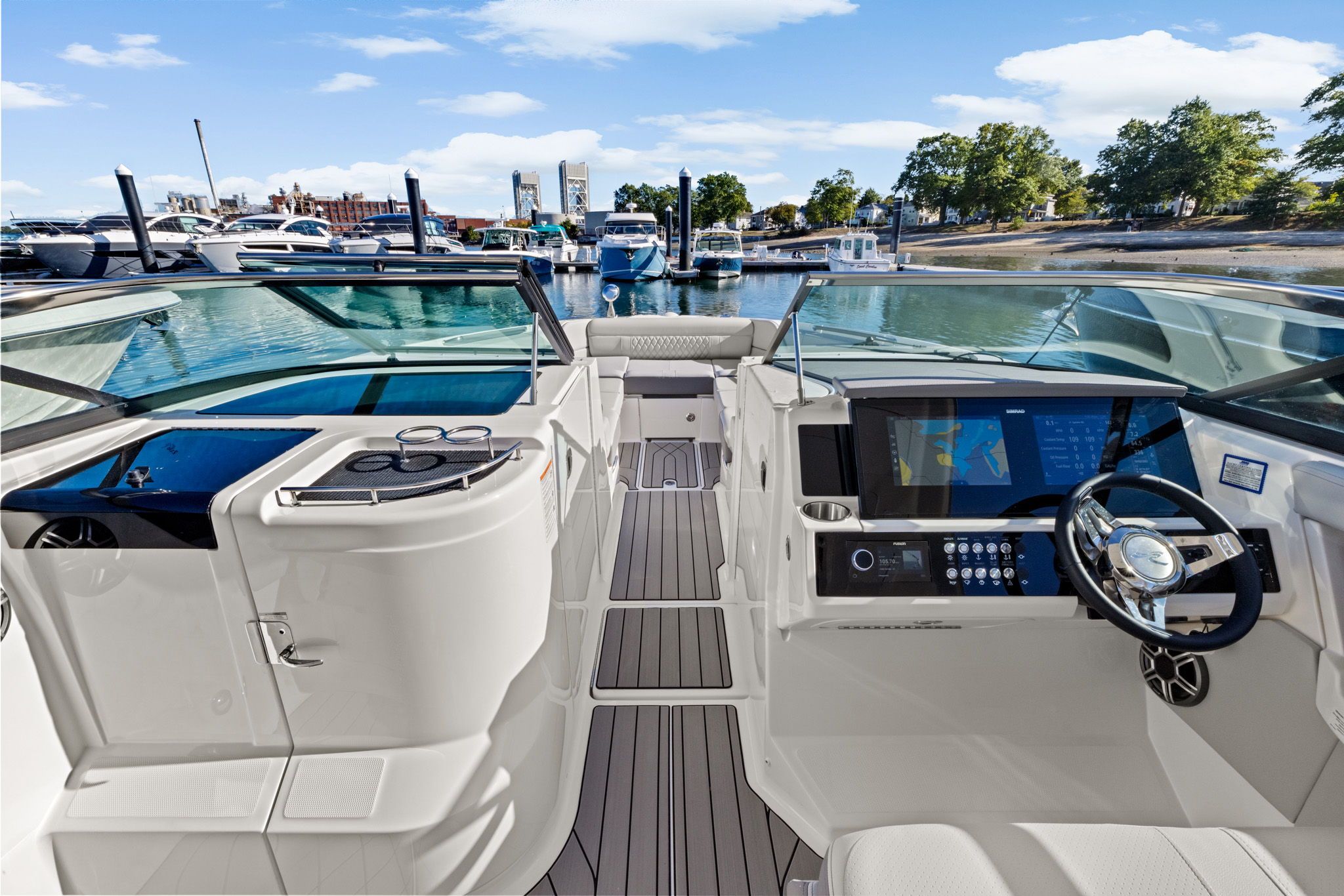 2026 Sea Ray SLX 350 Outboard Image Thumbnail #17