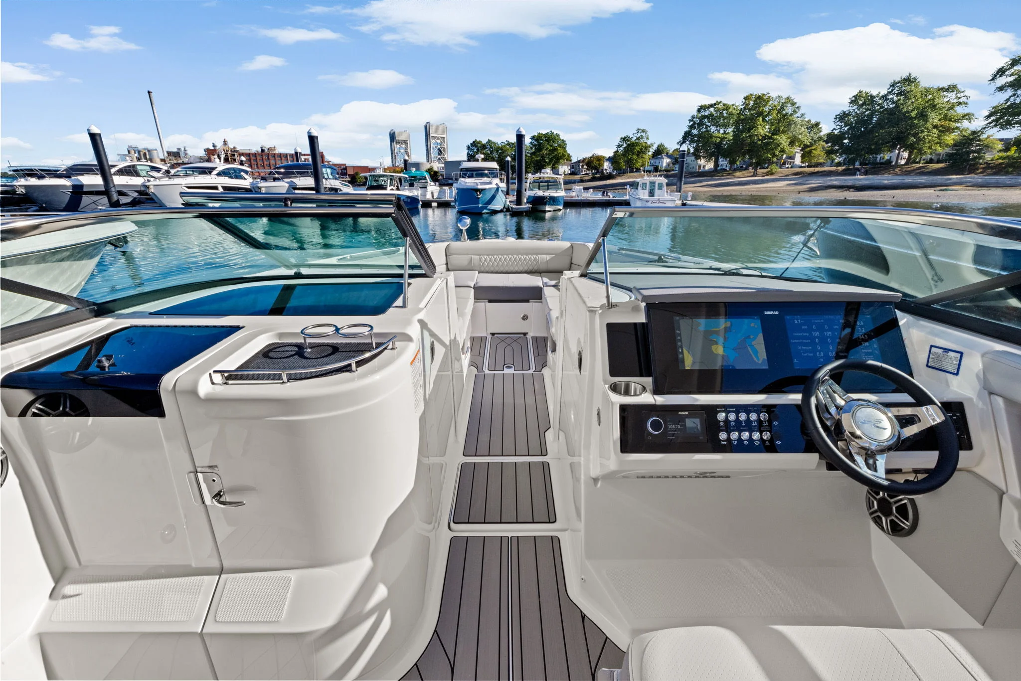 2026 Sea Ray SLX 350 Outboard Image Thumbnail #17