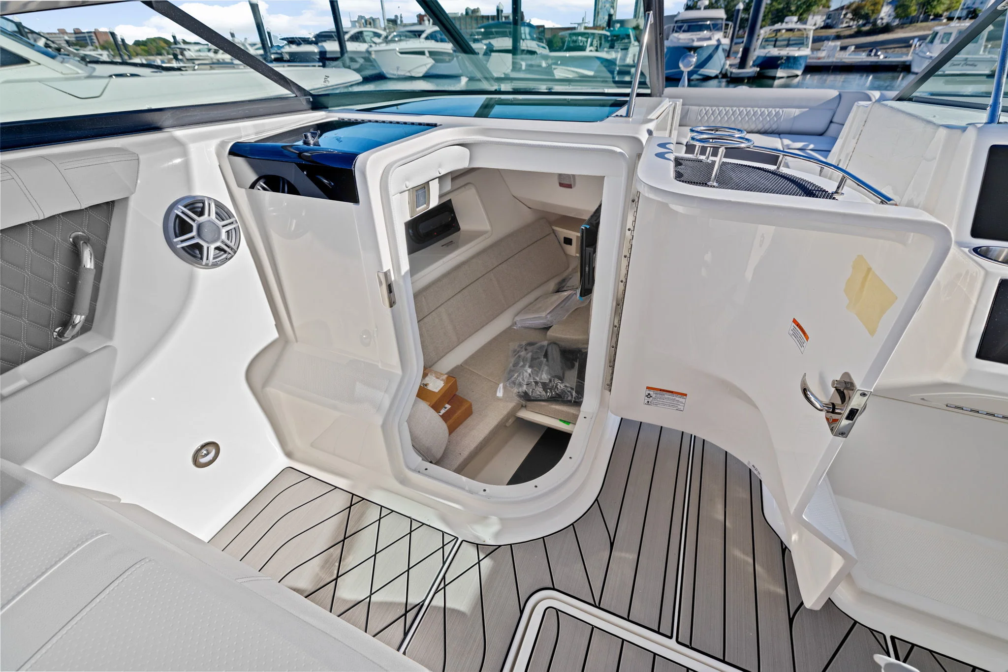 2026 Sea Ray SLX 350 Outboard Image Thumbnail #29