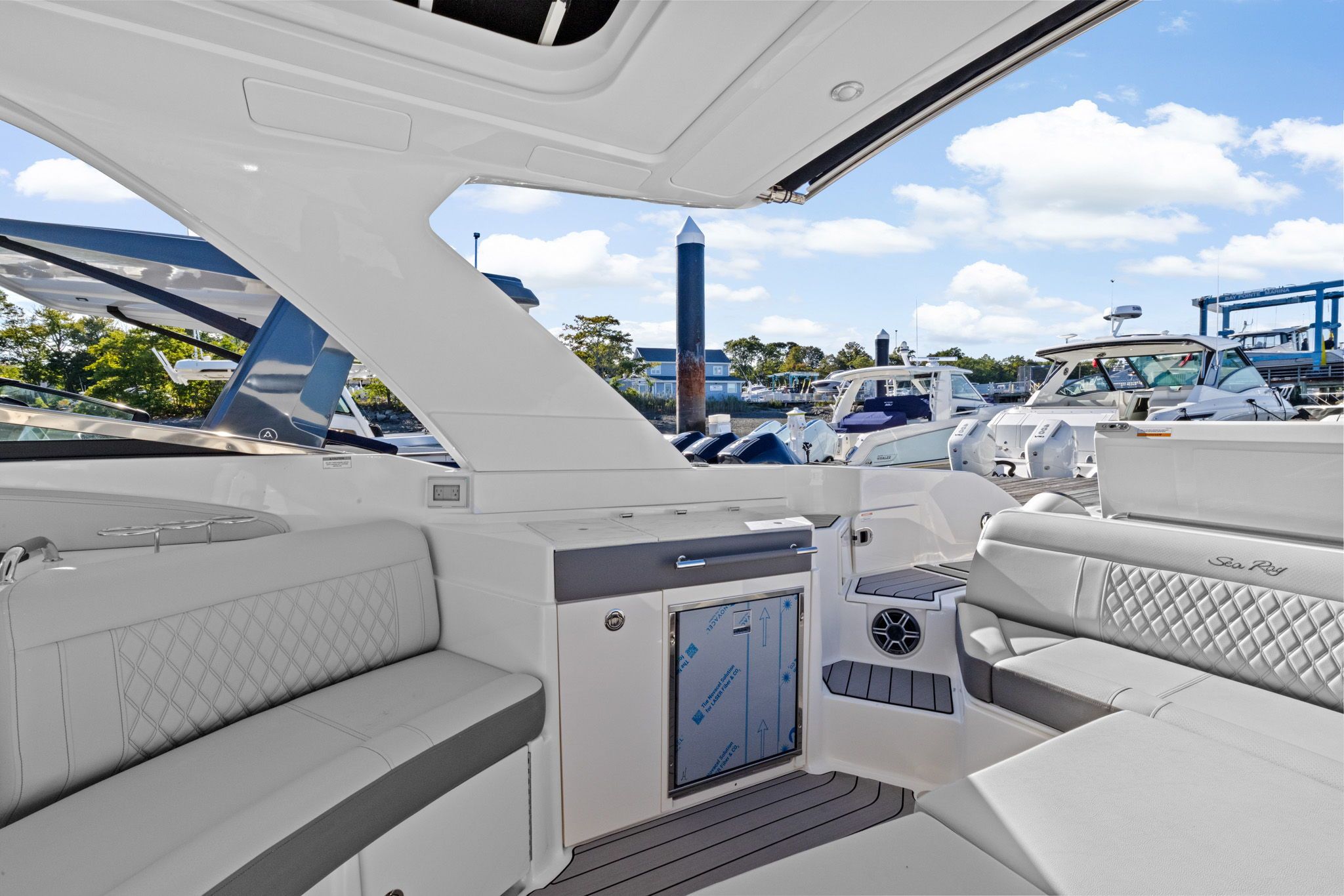 2026 Sea Ray SLX 350 Outboard Image Thumbnail #15