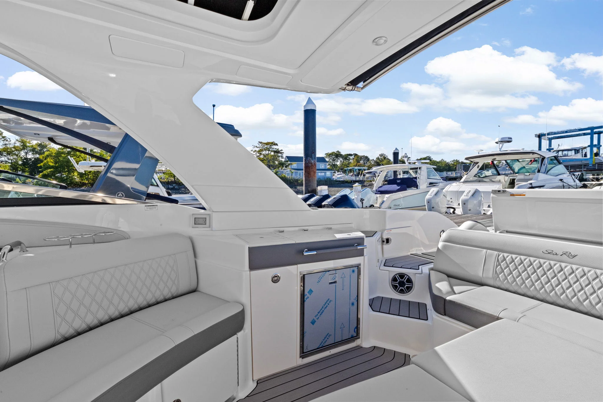 2026 Sea Ray SLX 350 Outboard Image Thumbnail #15