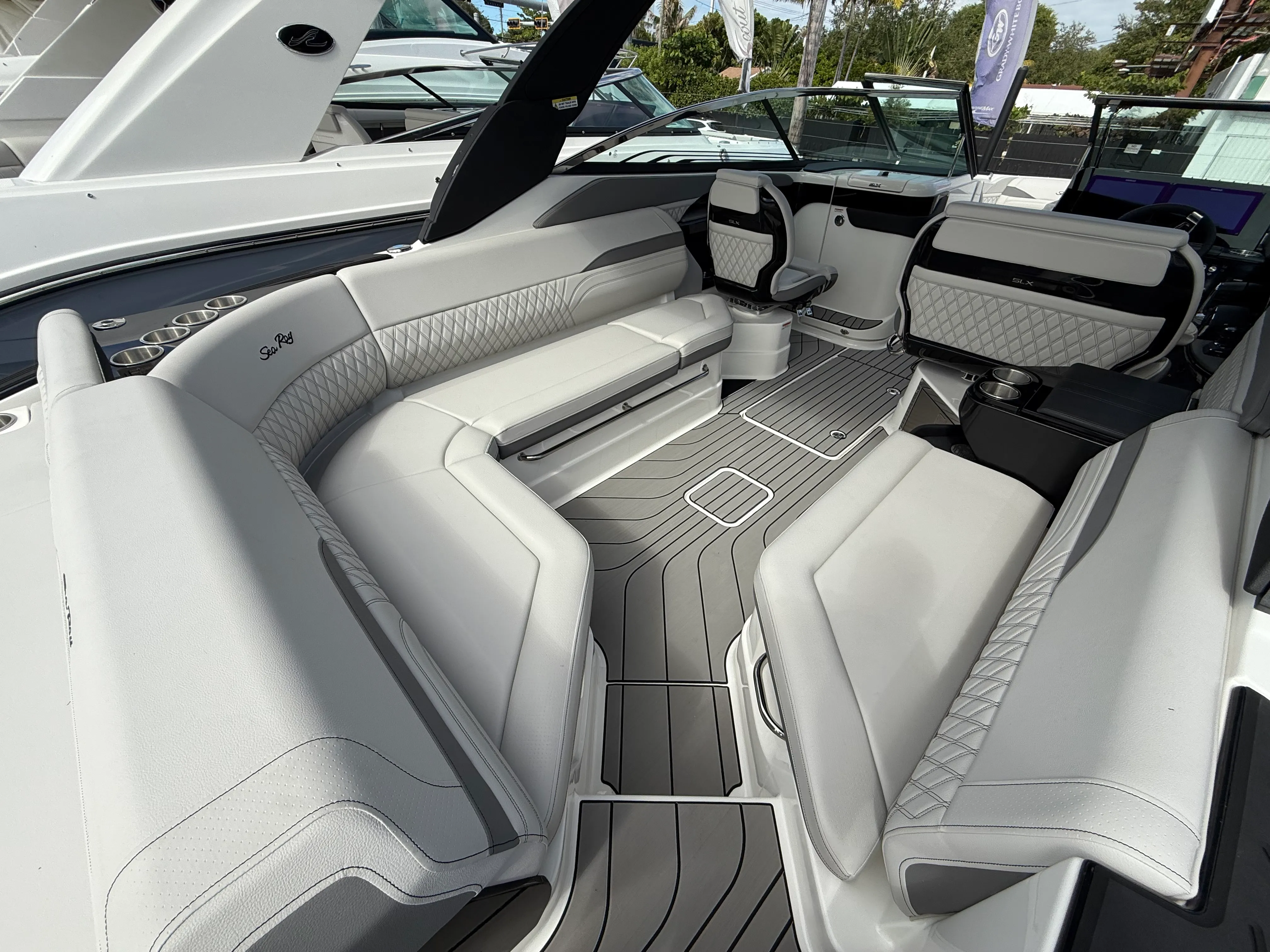 2026 Sea Ray SLX 280 Outboard Image Thumbnail #2