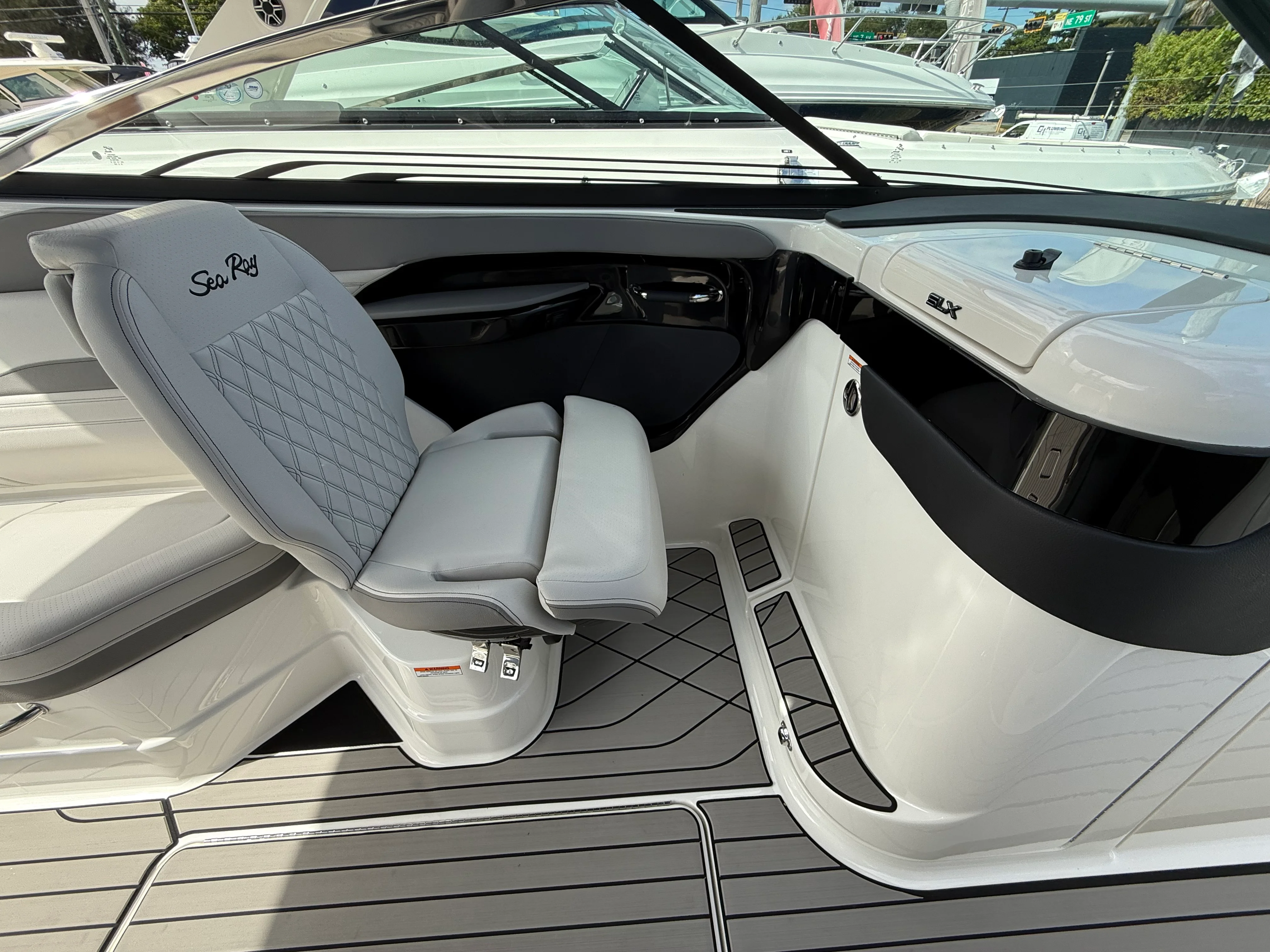 2026 Sea Ray SLX 280 Outboard Image Thumbnail #9