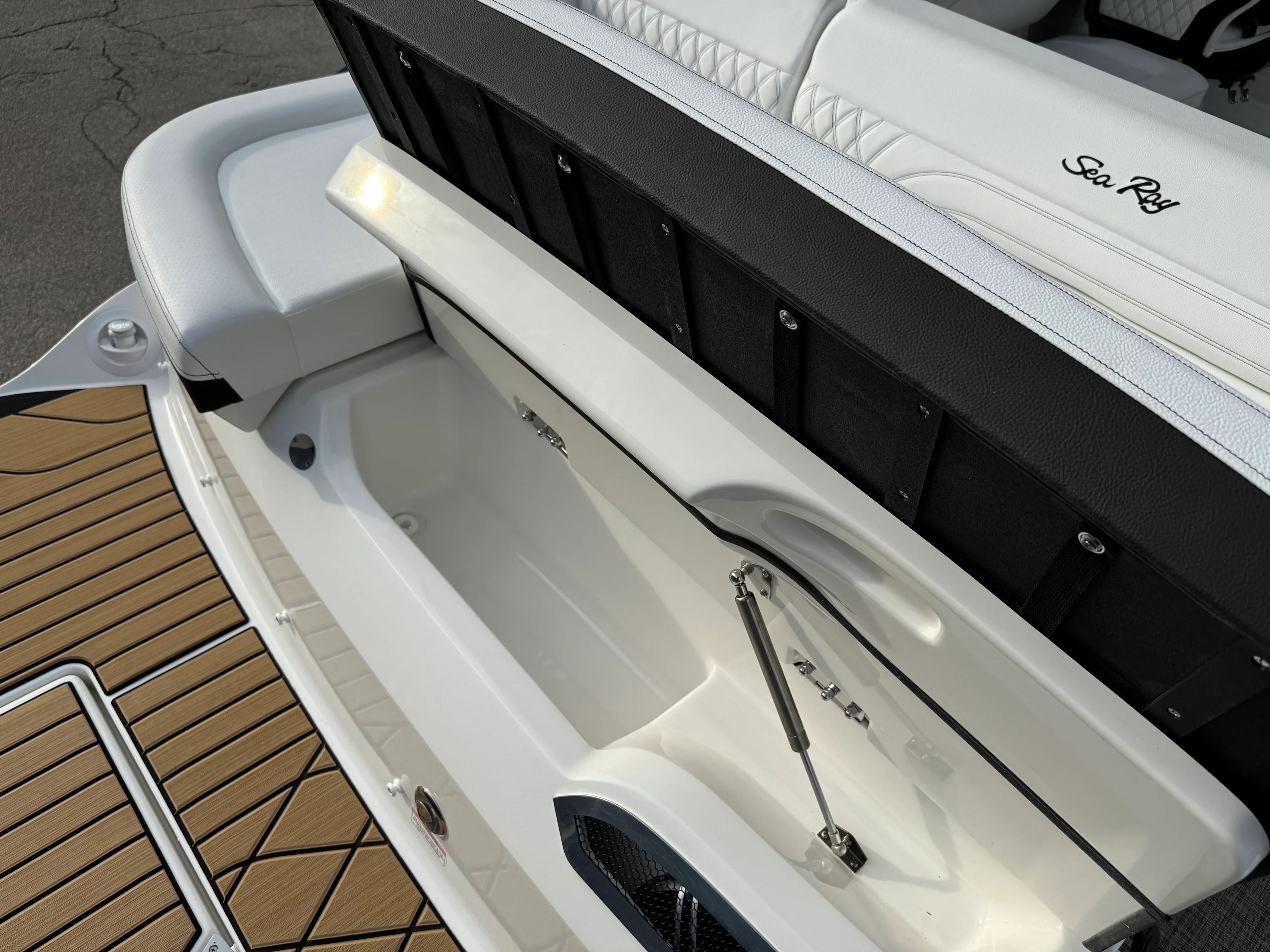 2026 Sea Ray SLX 260 Image Thumbnail #13