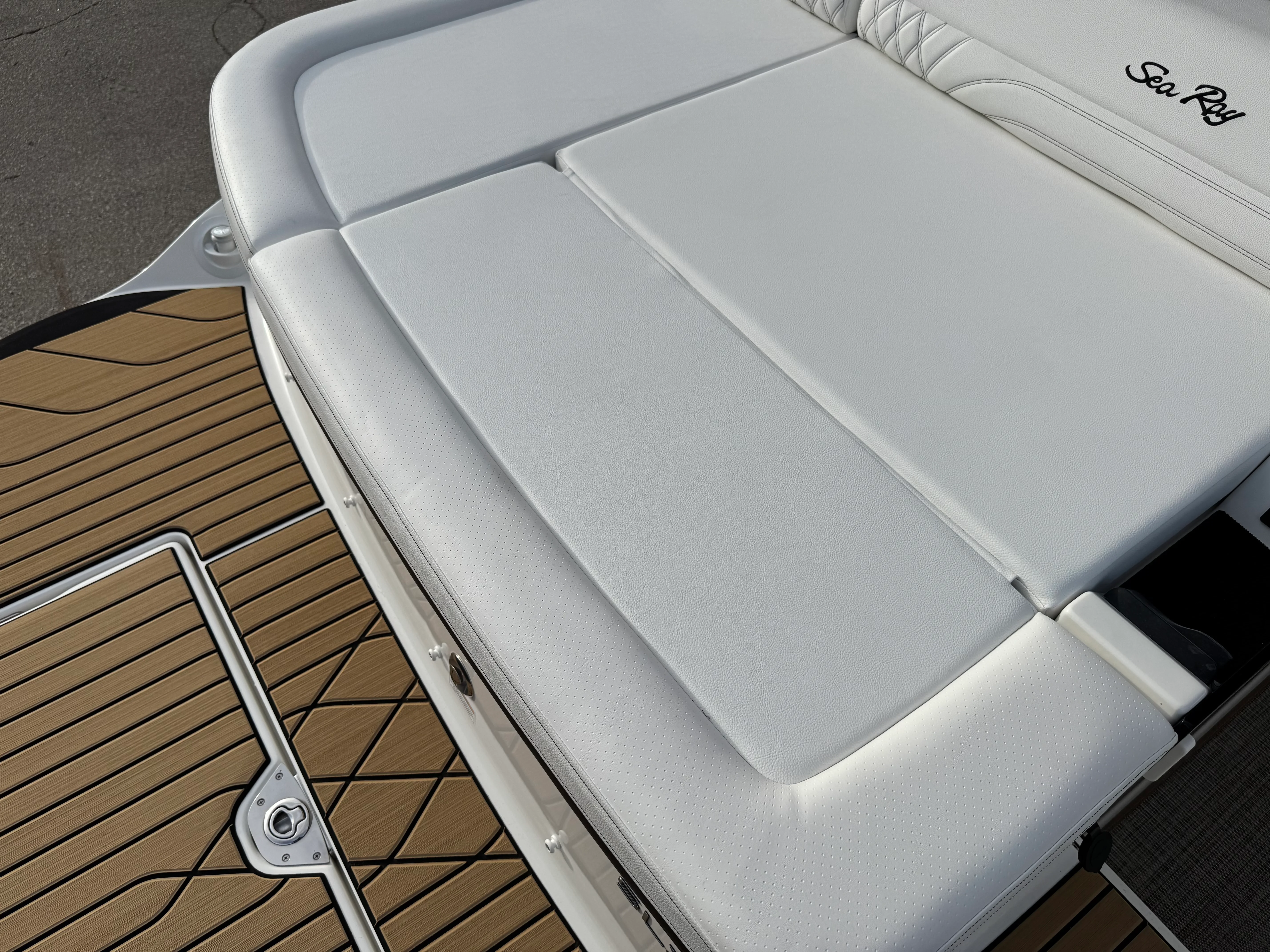 2026 Sea Ray SLX 260 Image Thumbnail #11