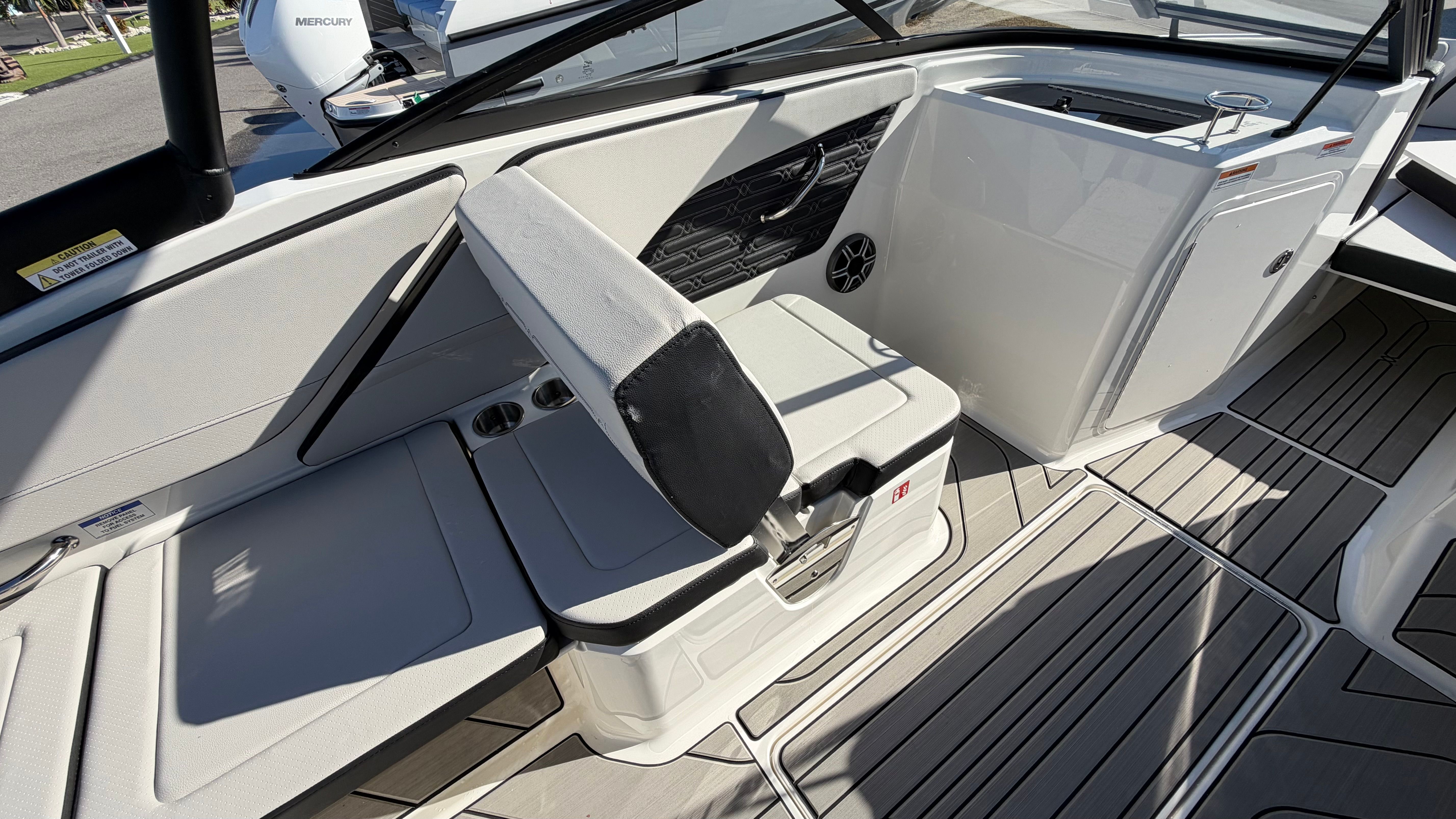 2026 Sea Ray SPX 210 Outboard Image Thumbnail #12