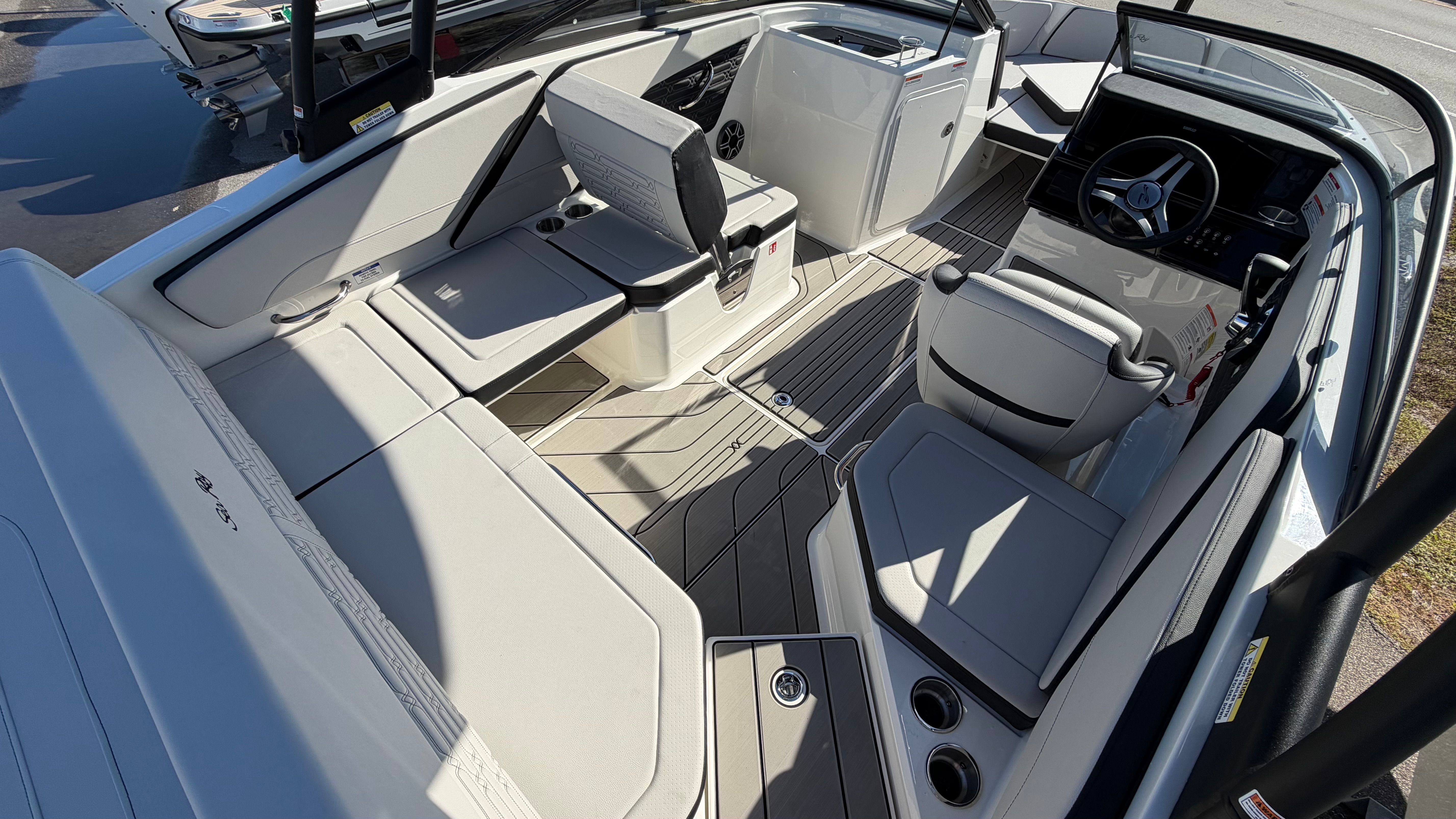 2026 Sea Ray SPX 210 Outboard Image Thumbnail #7