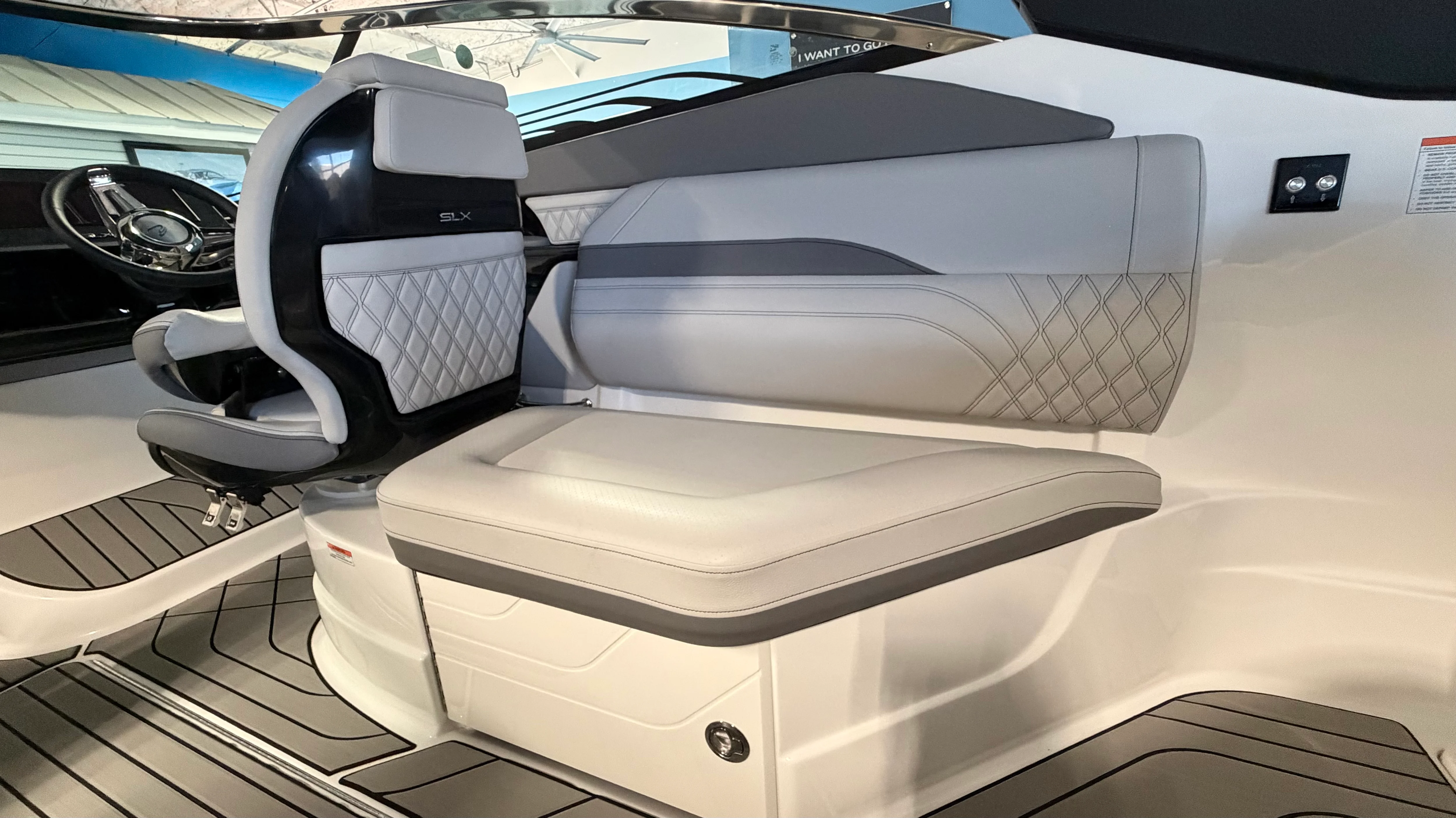 2026 Sea Ray SLX 260 Outboard Image Thumbnail #8