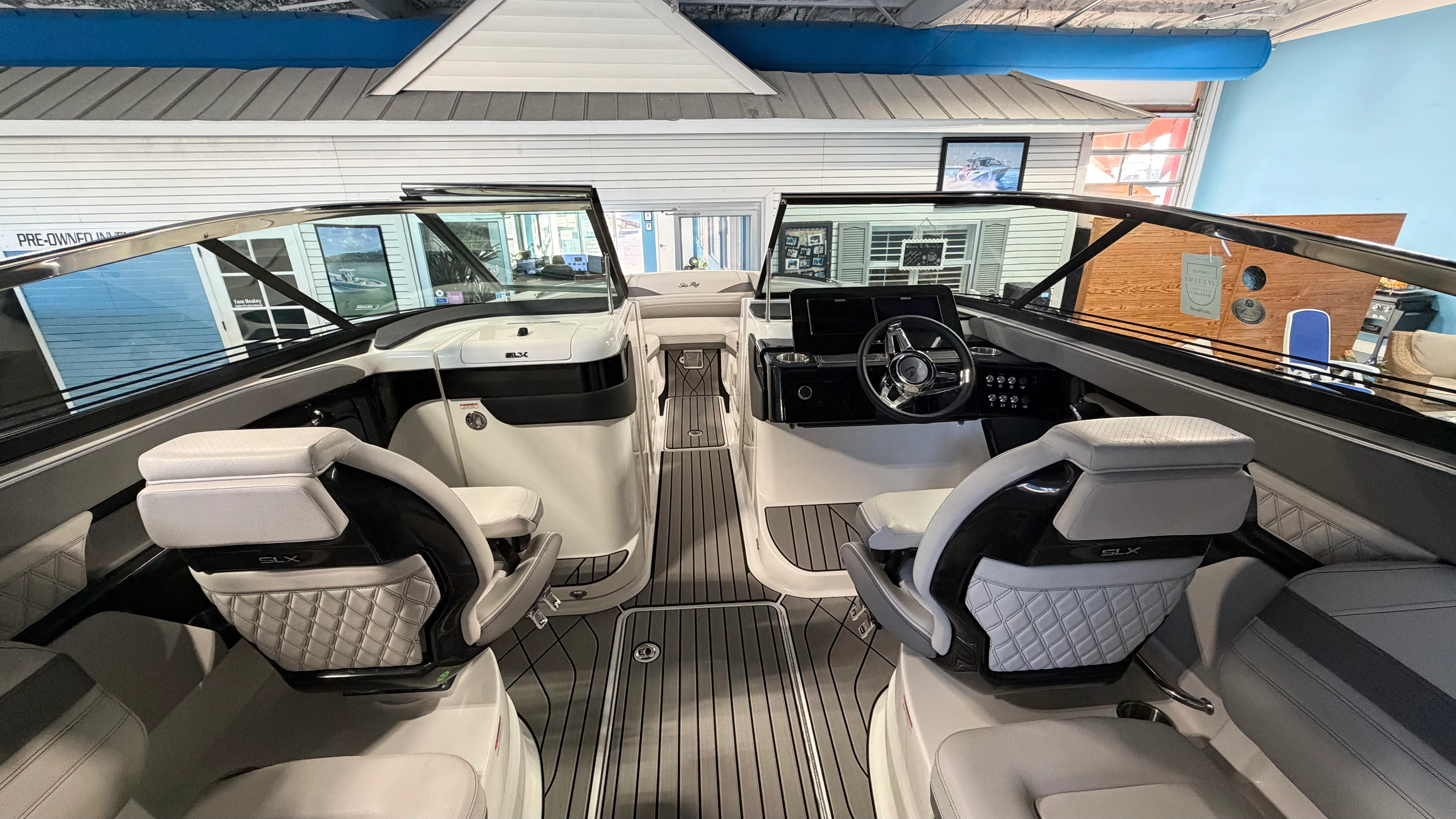 2026 Sea Ray SLX 260 Outboard Image Thumbnail #12