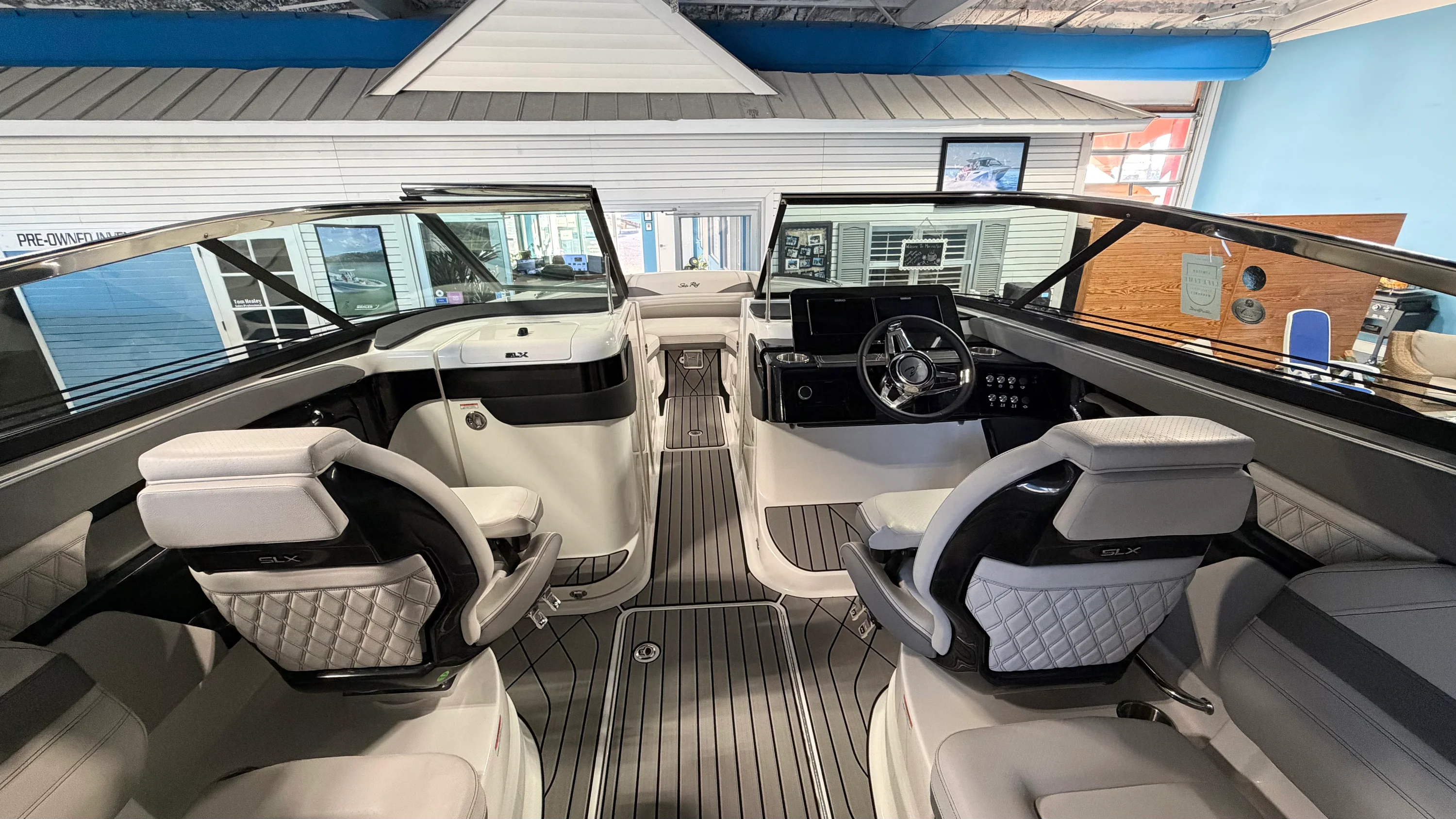 2026 Sea Ray SLX 260 Outboard Image Thumbnail #12