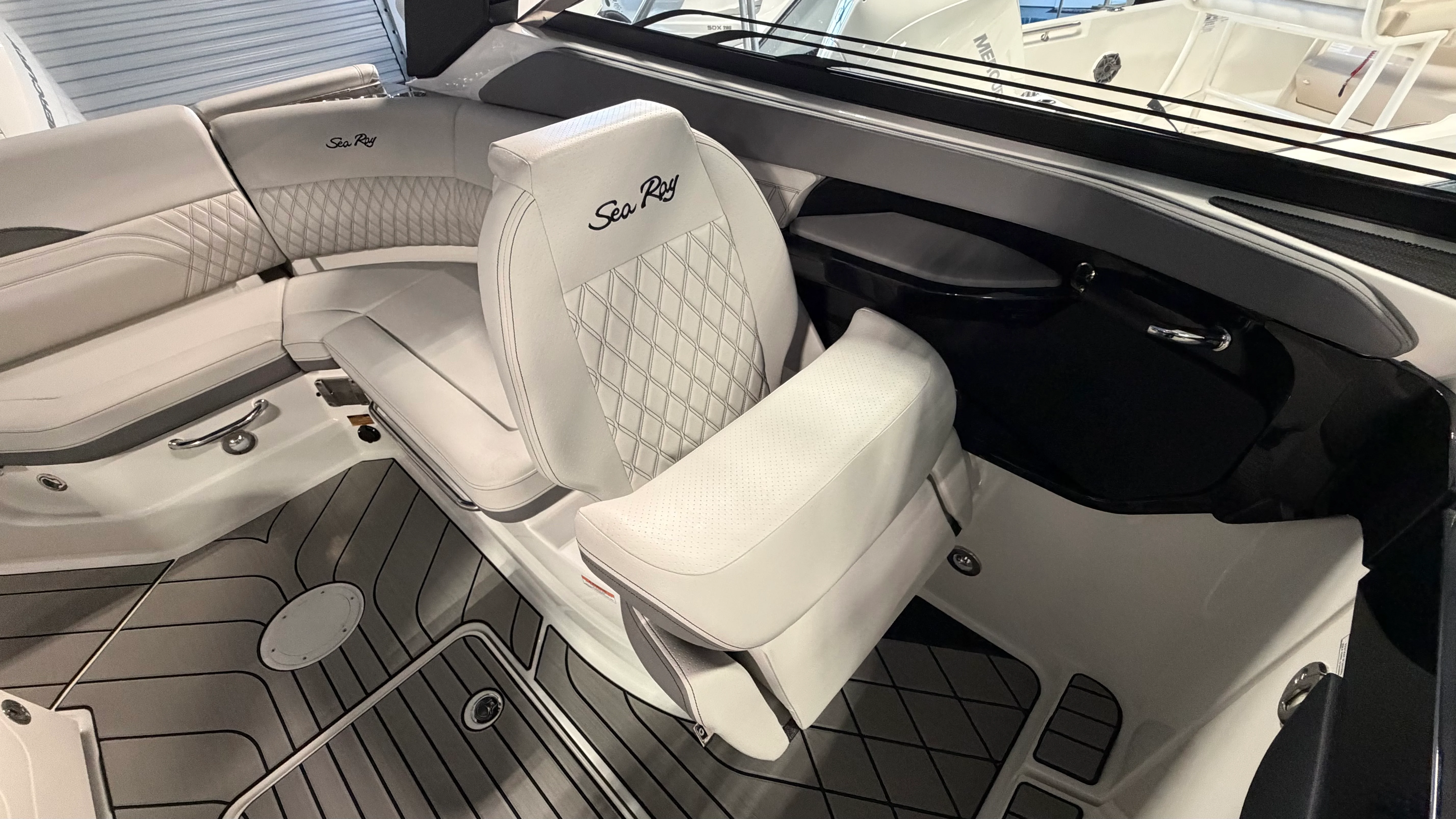 2026 Sea Ray SLX 260 Outboard Image Thumbnail #18