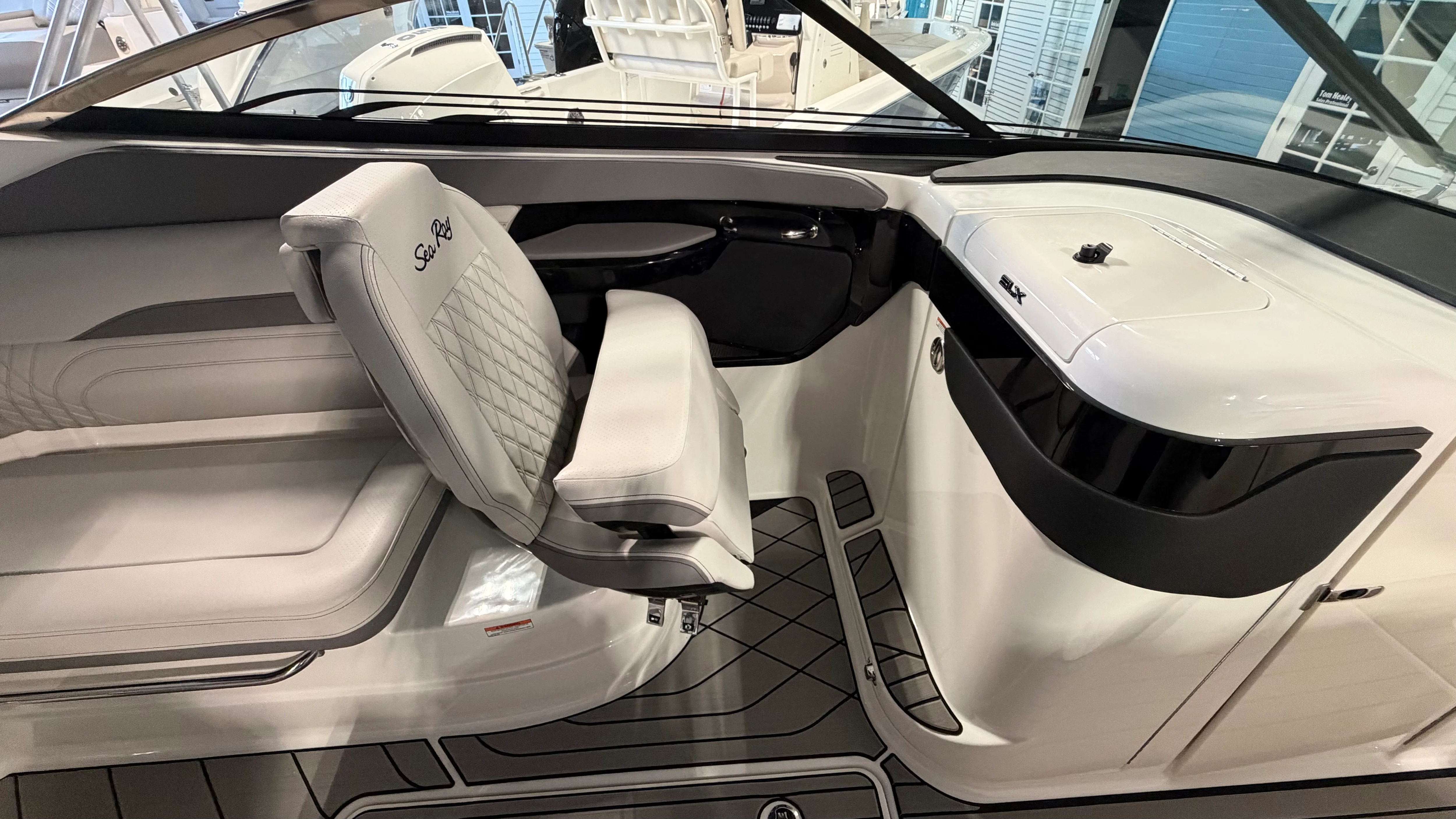 2026 Sea Ray SLX 260 Outboard Image Thumbnail #17