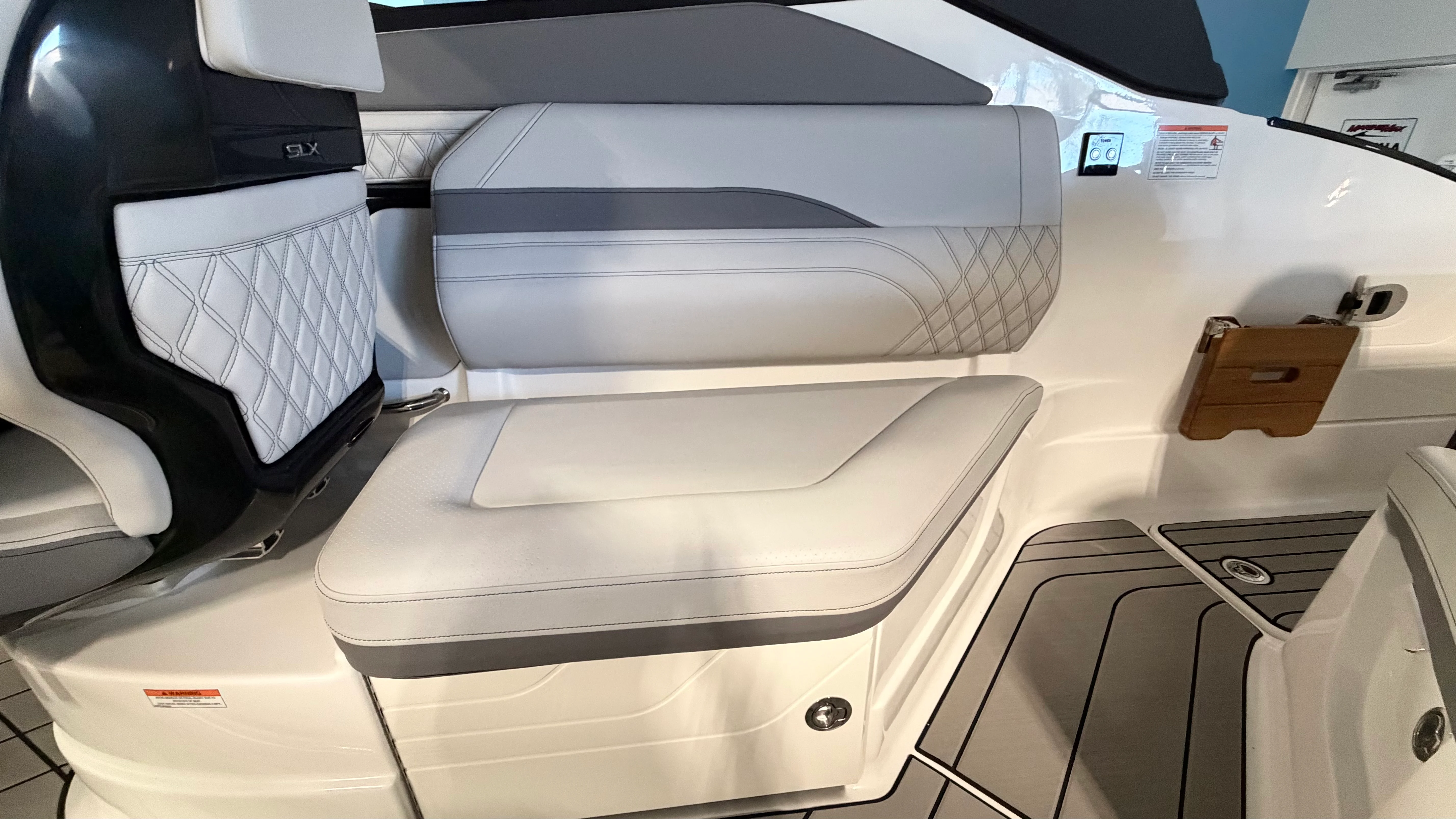 2026 Sea Ray SLX 260 Outboard Image Thumbnail #10