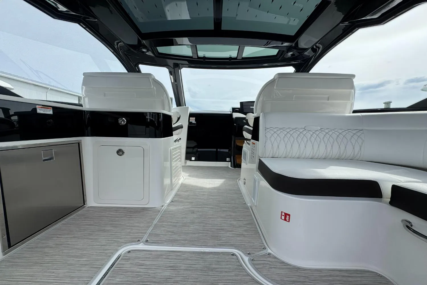 2026 Sea Ray Sundancer 370 Outboard Image Thumbnail #18