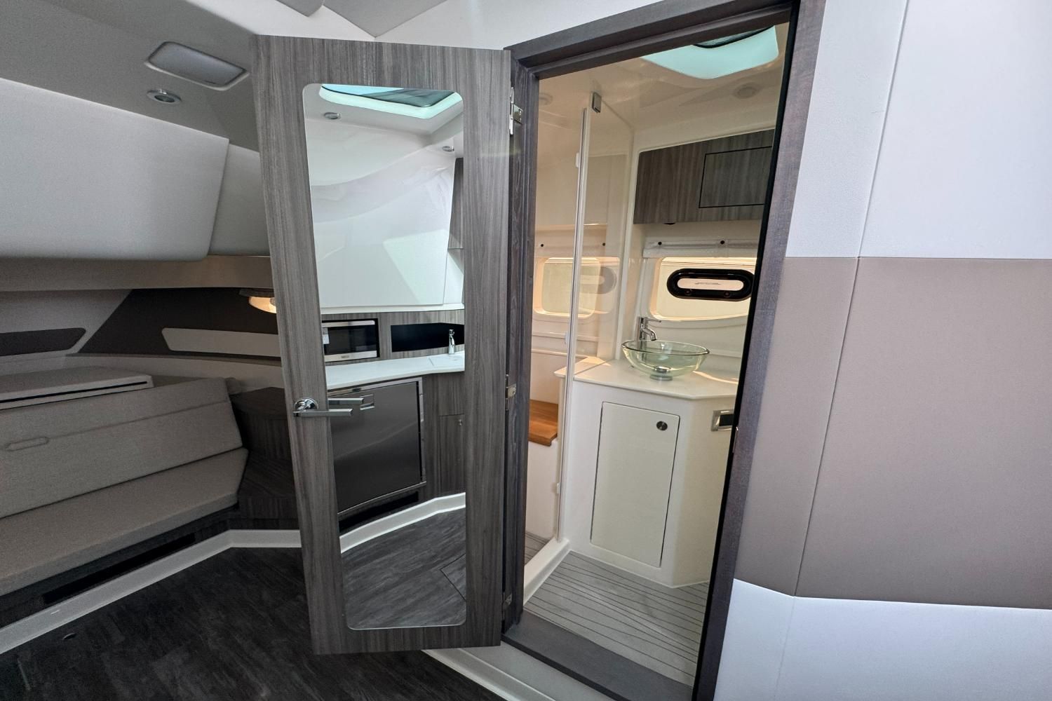 2026 Sea Ray Sundancer 370 Outboard Image Thumbnail #48