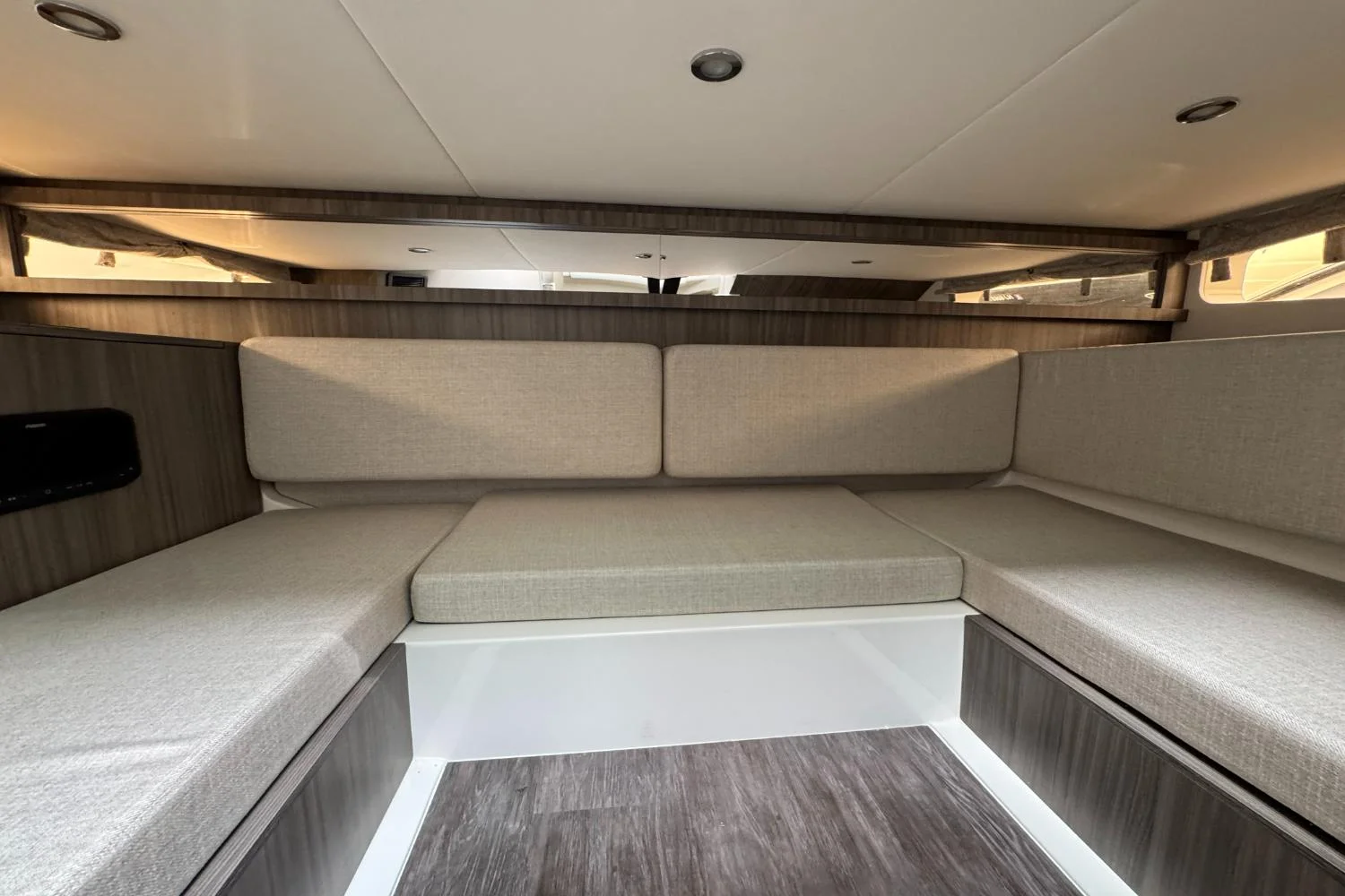 2026 Sea Ray Sundancer 370 Outboard Image Thumbnail #54