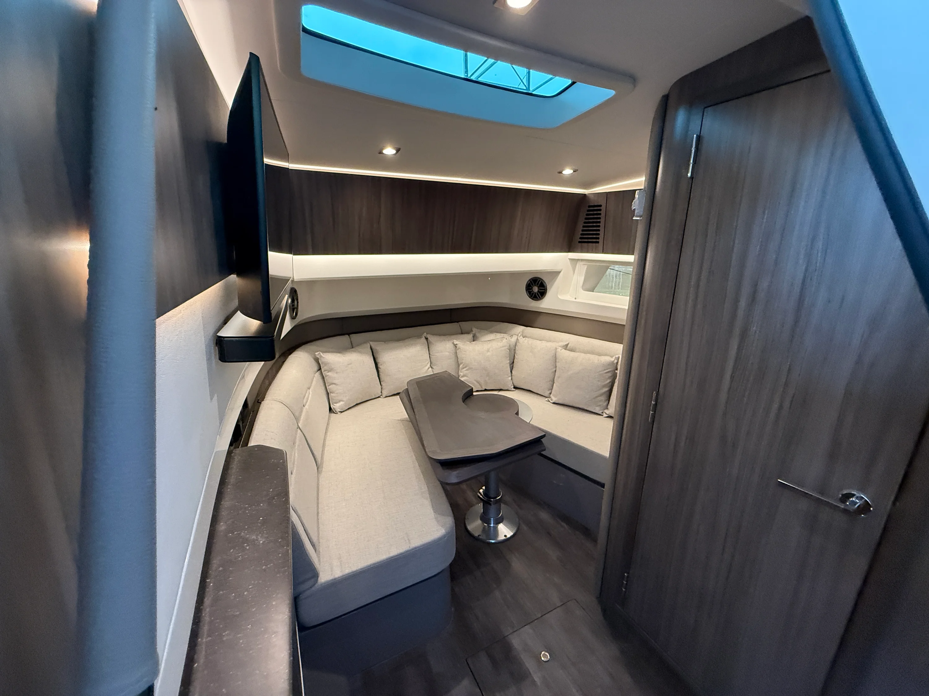 2026 Sea Ray SLX 400 Outboard Image Thumbnail #39