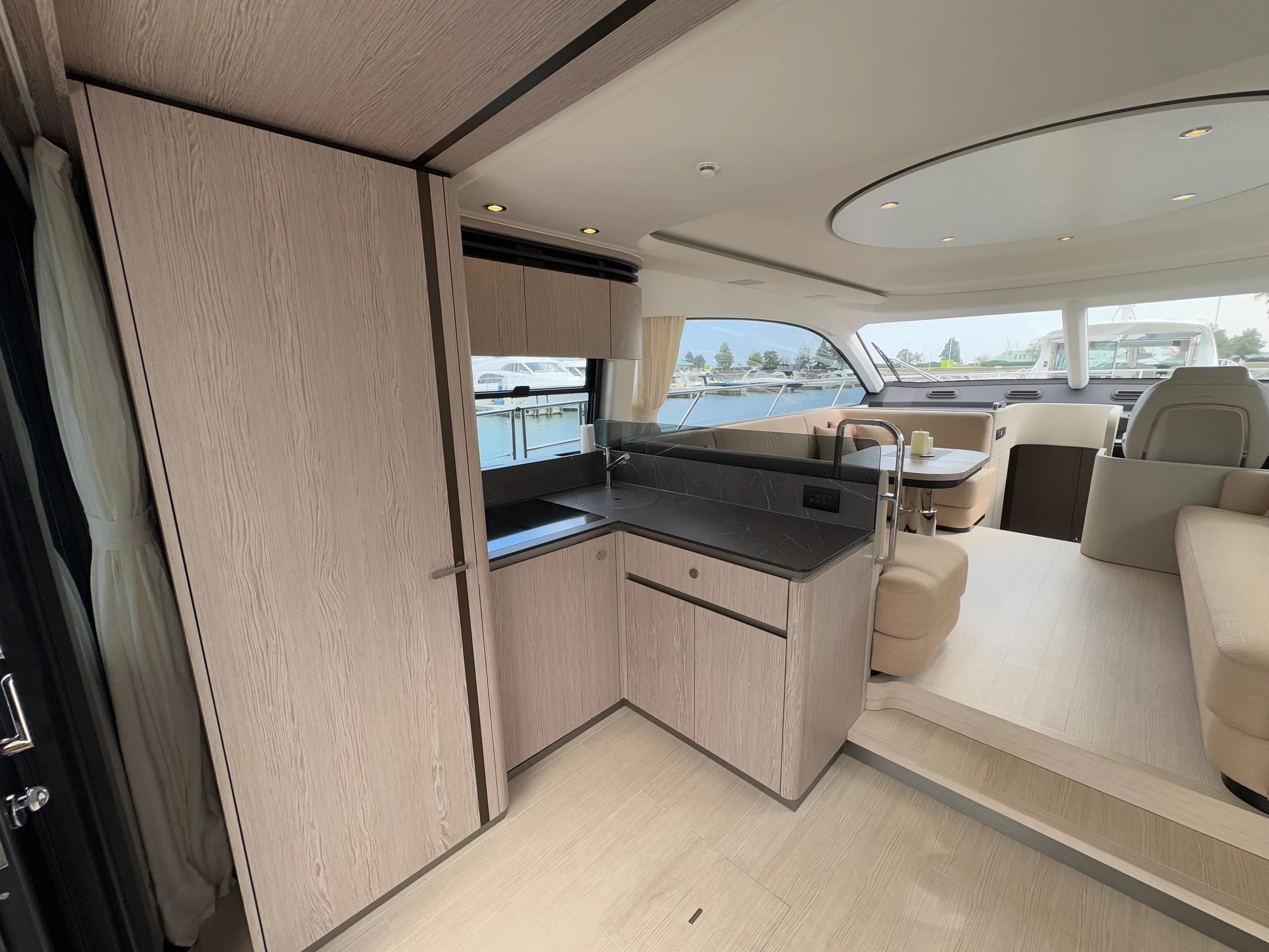 2025 Azimut 53 FLY Image Thumbnail #10