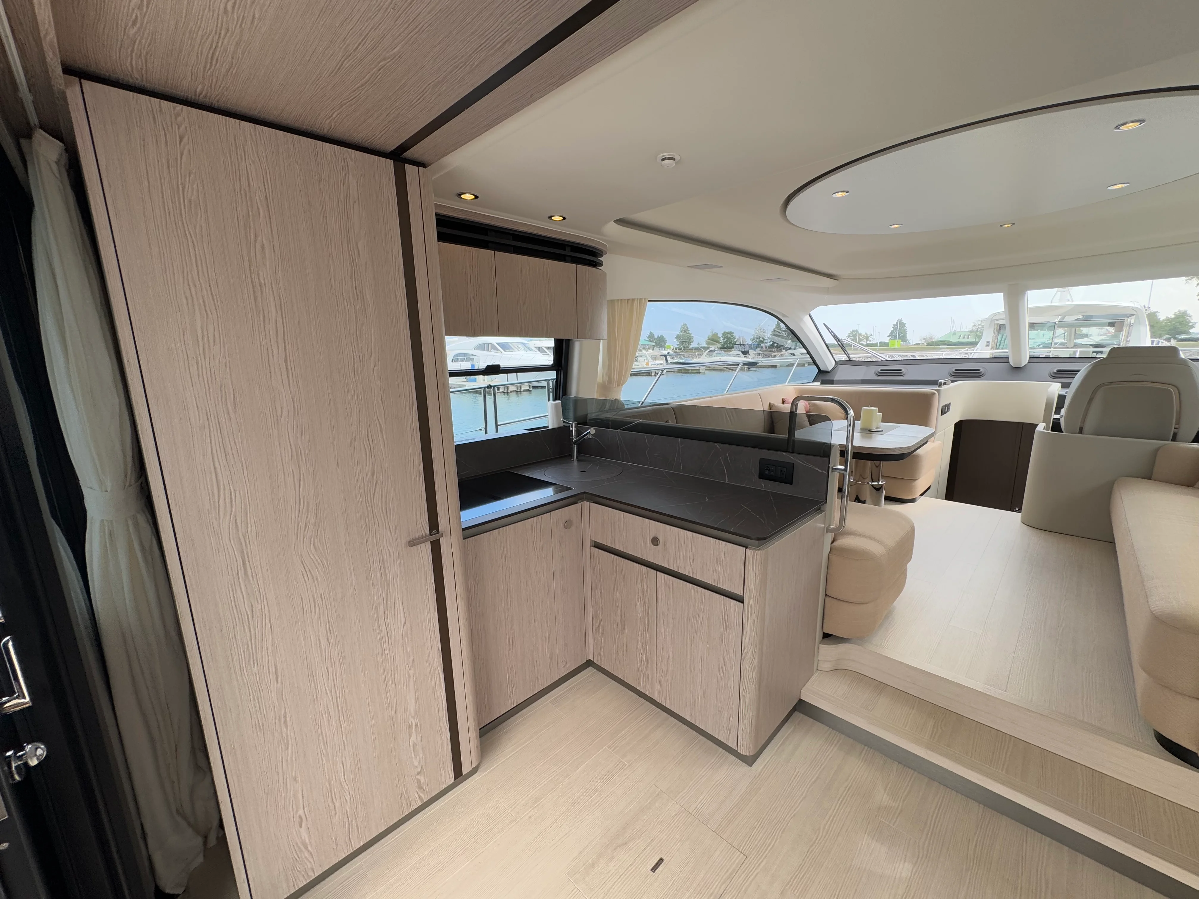 2025 Azimut 53 FLY Image Thumbnail #10