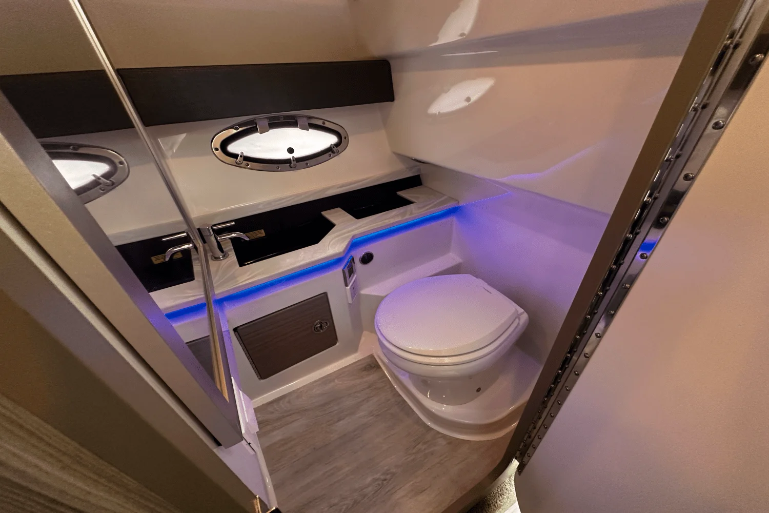 2020 Formula 330 CROSSOVER BOWRIDER Image Thumbnail #18