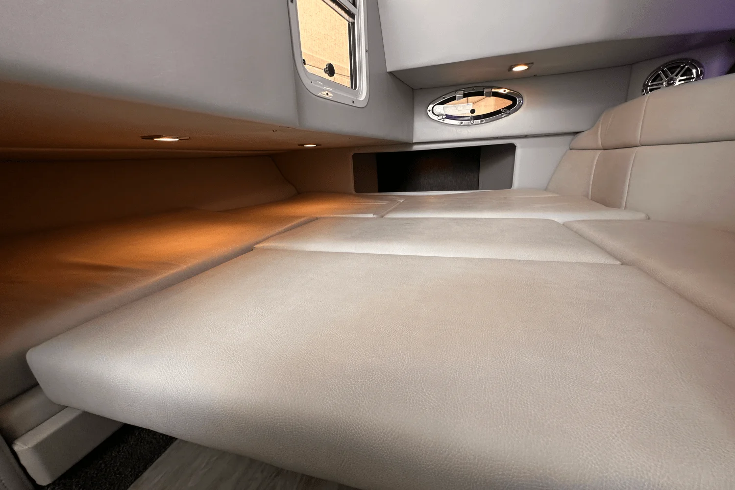 2020 Formula 330 CROSSOVER BOWRIDER Image Thumbnail #22