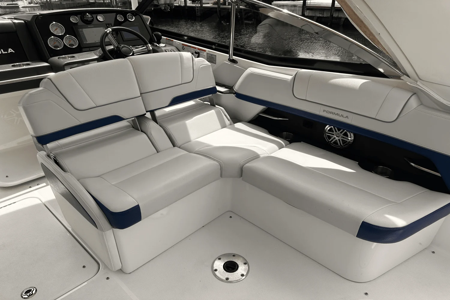 2020 Formula 330 CROSSOVER BOWRIDER Image Thumbnail #7