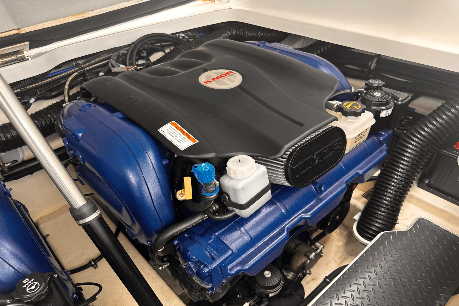 2020 Formula 330 CROSSOVER BOWRIDER Image Thumbnail #25