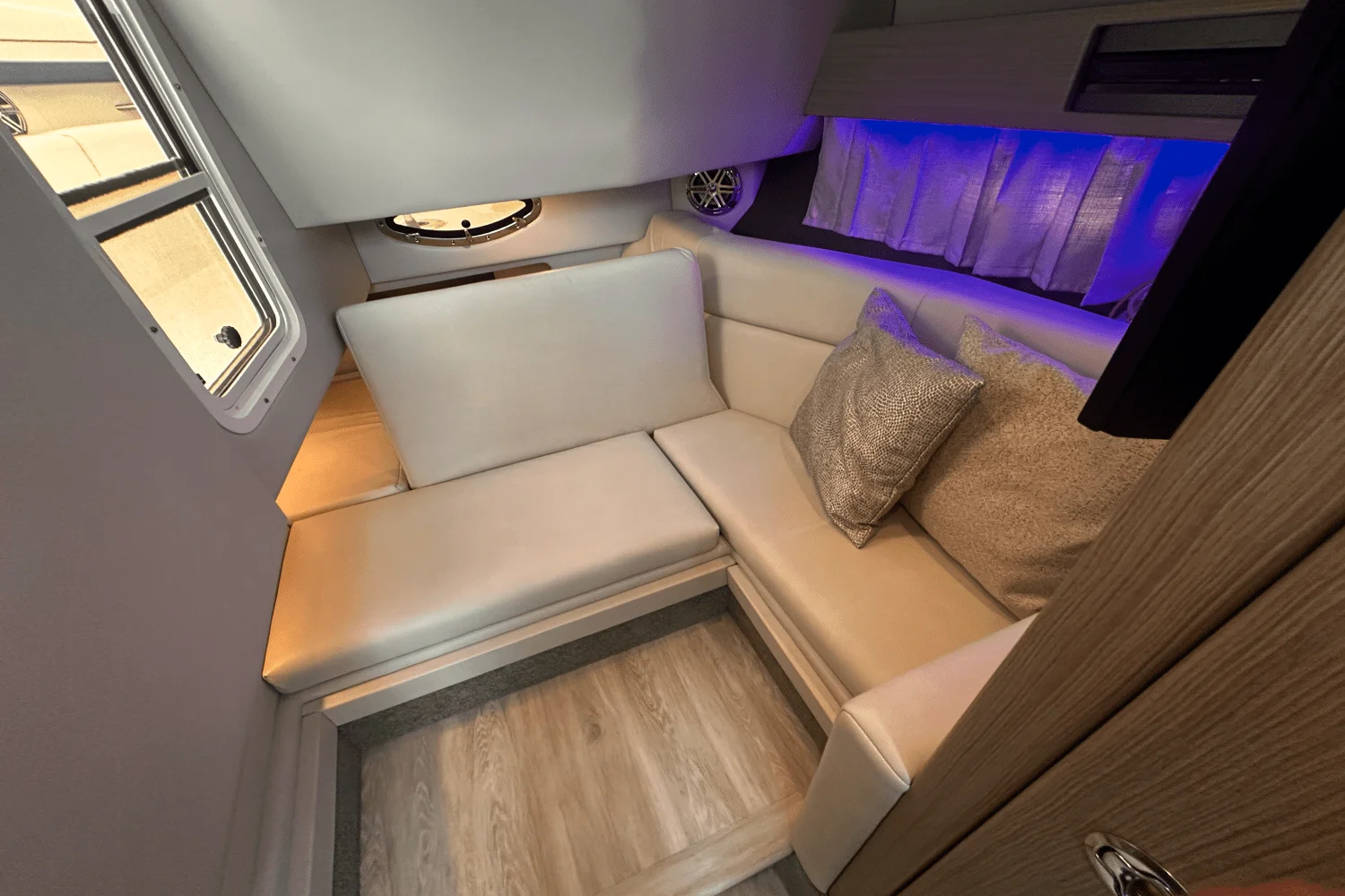 2020 Formula 330 CROSSOVER BOWRIDER Image Thumbnail #19