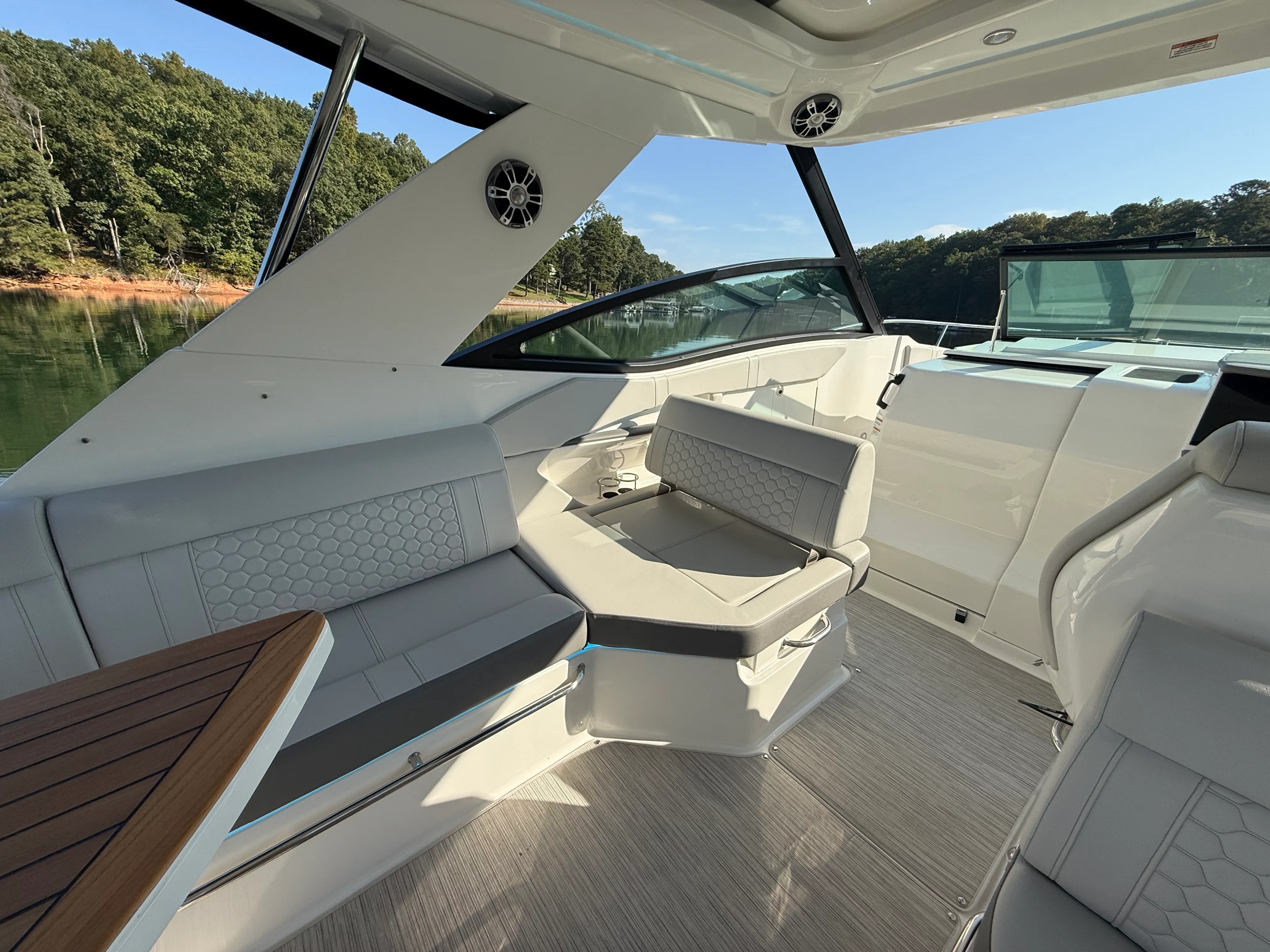 2024 Sea Ray 320 SUNDANCER Image Thumbnail #37