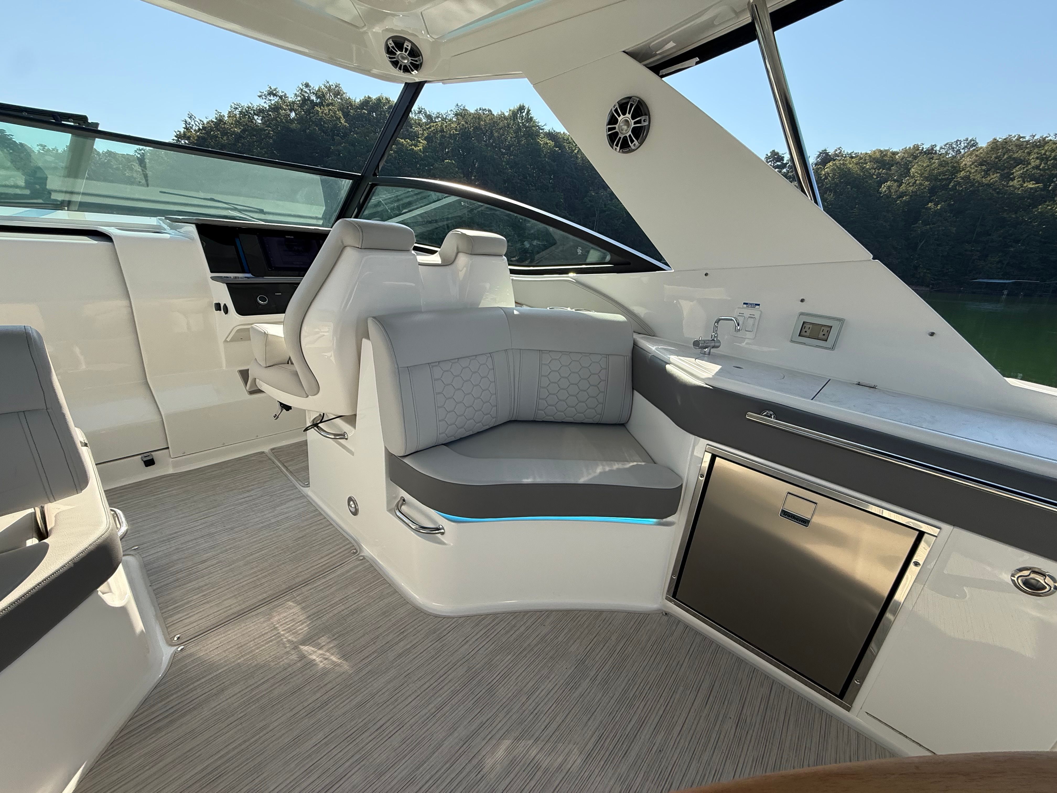 2024 Sea Ray 320 SUNDANCER Image Thumbnail #32