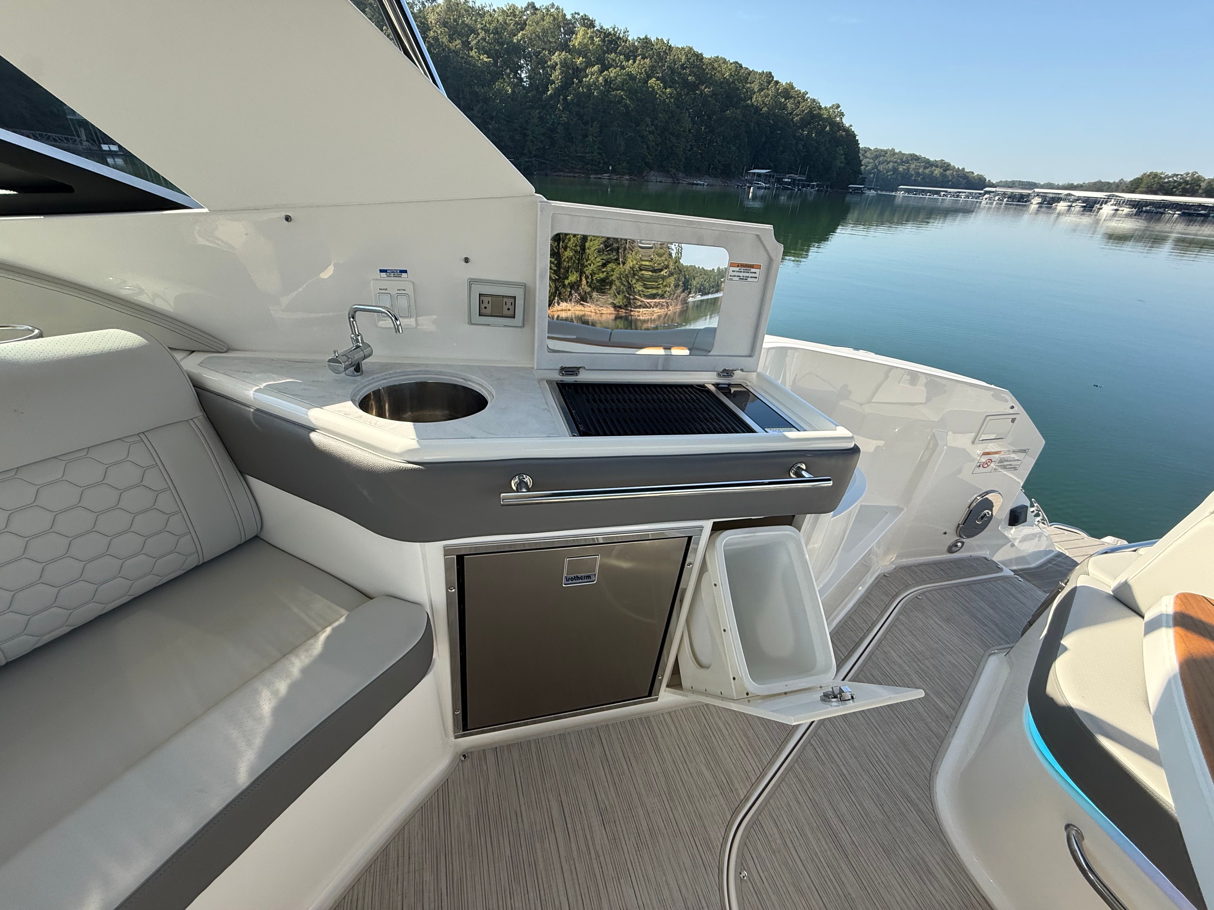 2024 Sea Ray 320 SUNDANCER Image Thumbnail #29